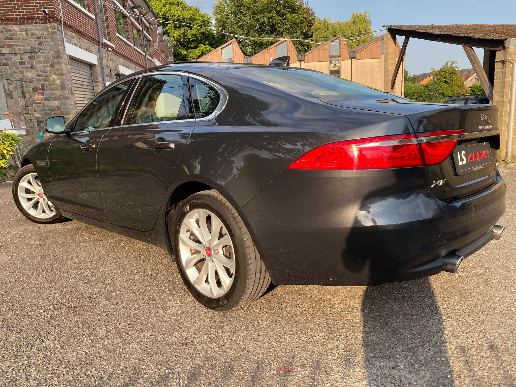 
								Jaguar XF 3.0d V6*CAMERA*ROOF*LEATHER*EU6b full									