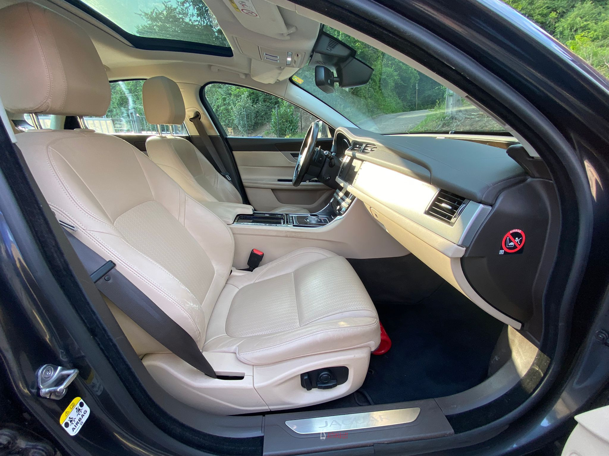 
								Jaguar XF 3.0d V6*CAMERA*ROOF*LEATHER*EU6b full									