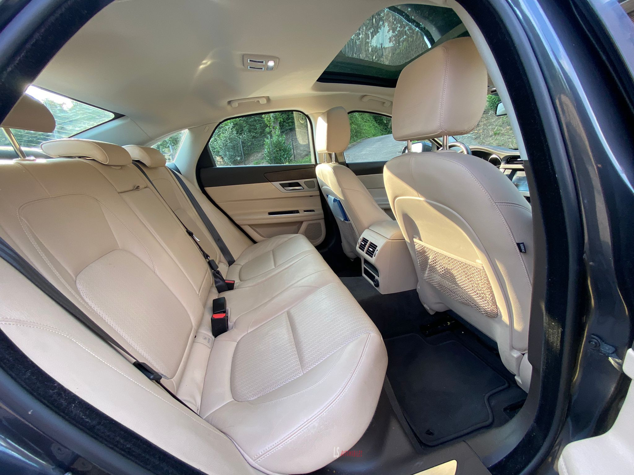 
								Jaguar XF 3.0d V6*CAMERA*ROOF*LEATHER*EU6b full									