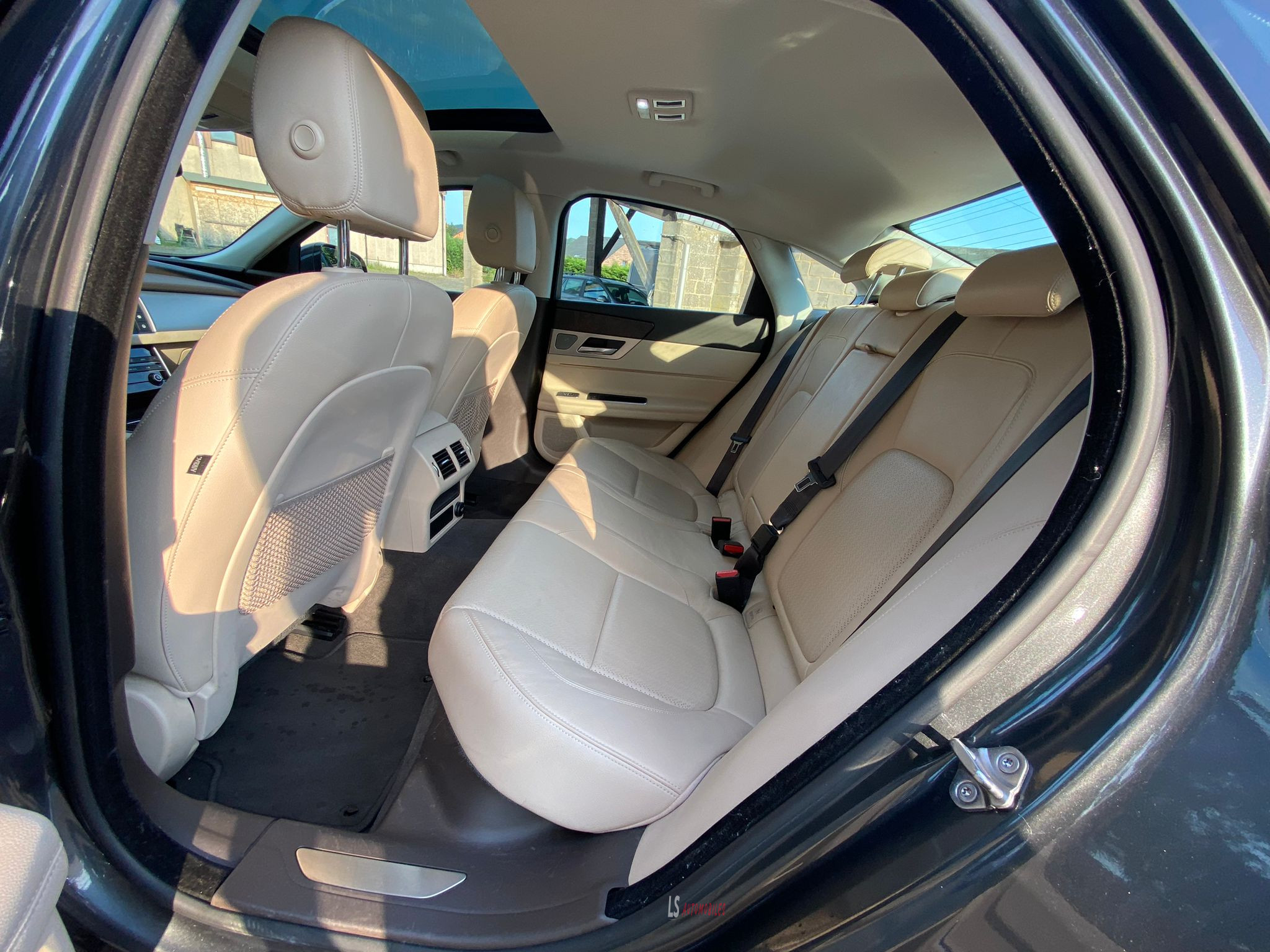 
								Jaguar XF 3.0d V6*CAMERA*ROOF*LEATHER*EU6b full									