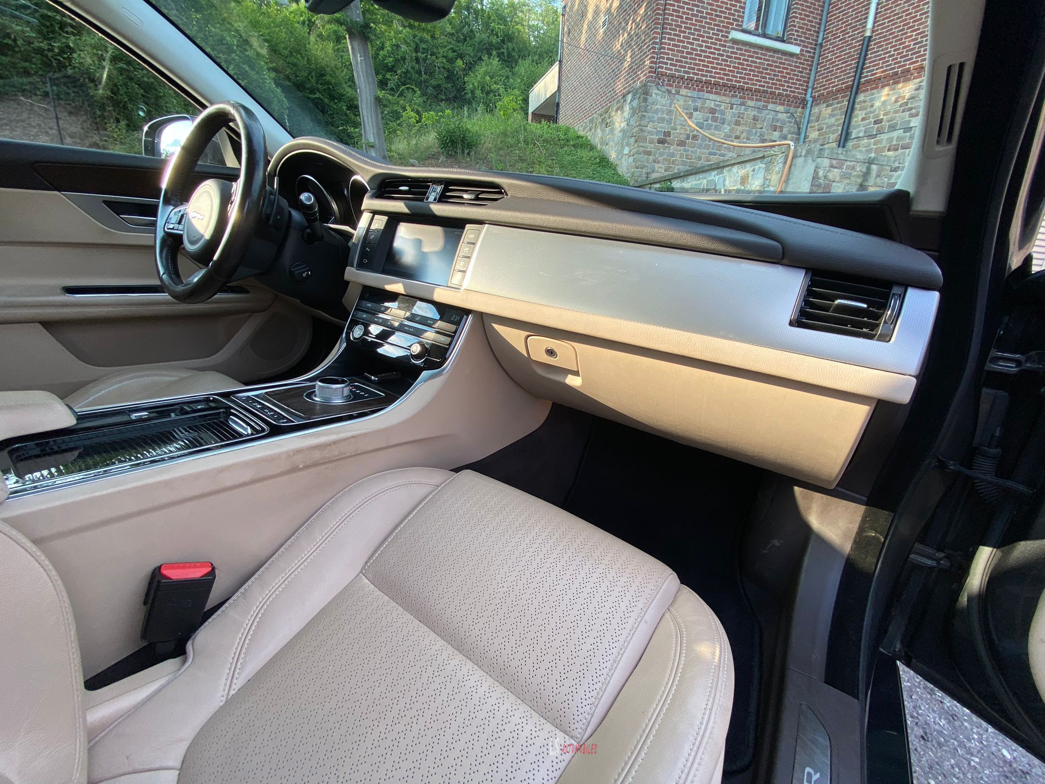 
								Jaguar XF 3.0d V6*CAMERA*ROOF*LEATHER*EU6b full									