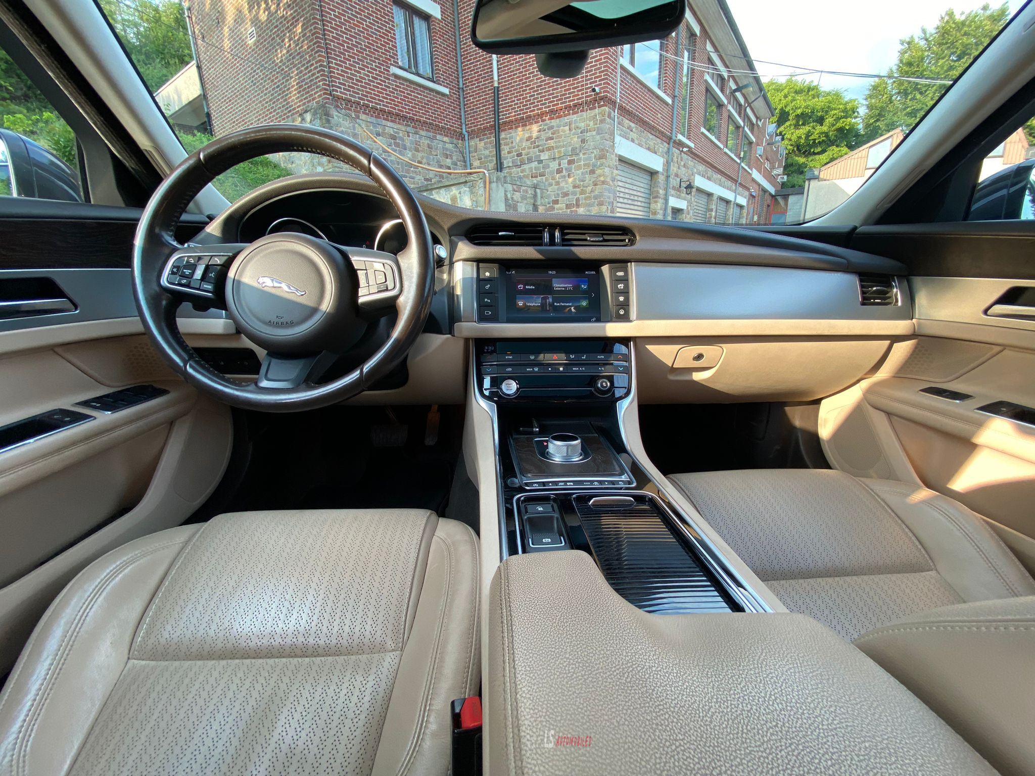 
								Jaguar XF 3.0d V6*CAMERA*ROOF*LEATHER*EU6b full									