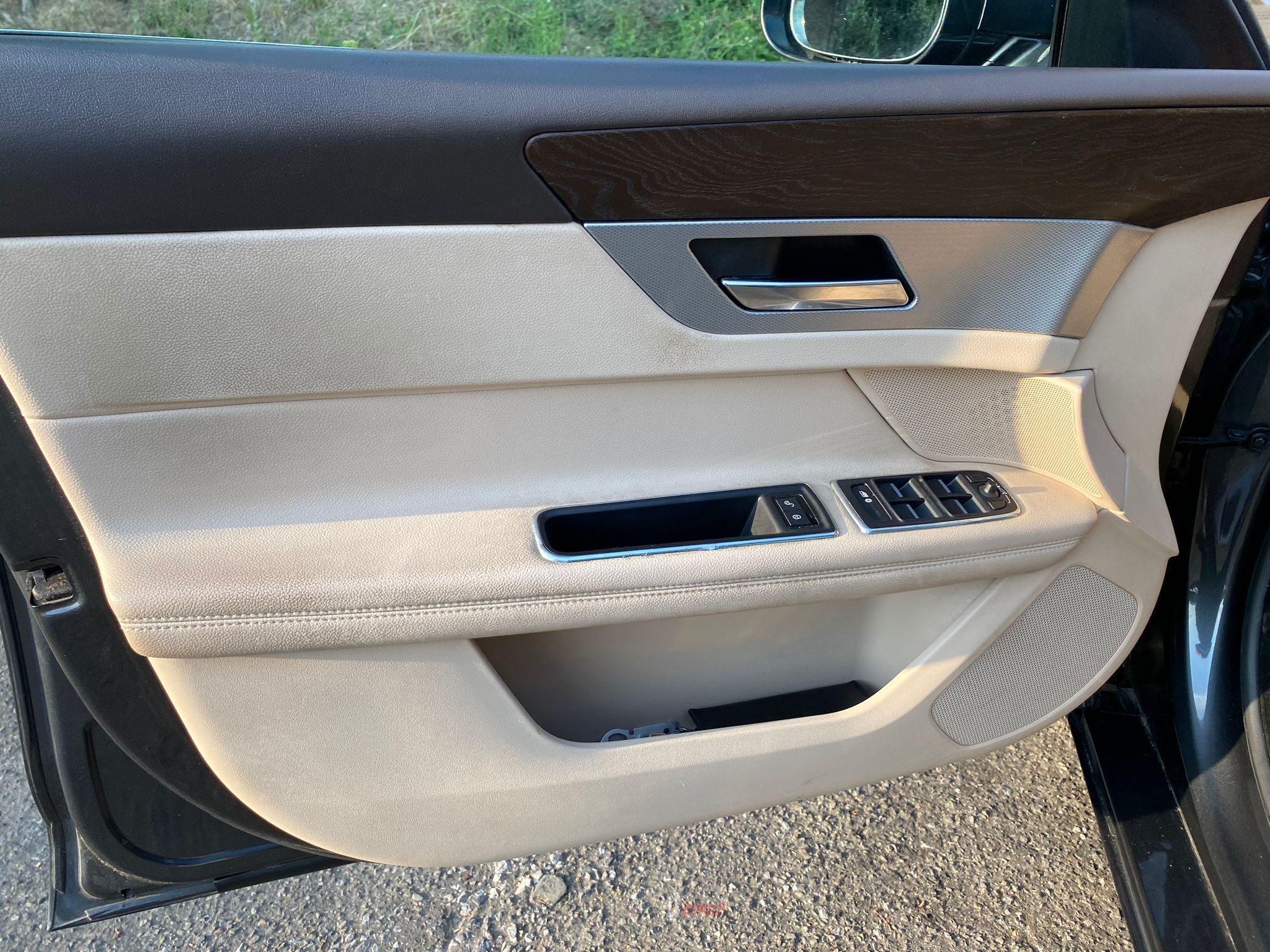 
								Jaguar XF 3.0d V6*CAMERA*ROOF*LEATHER*EU6b full									