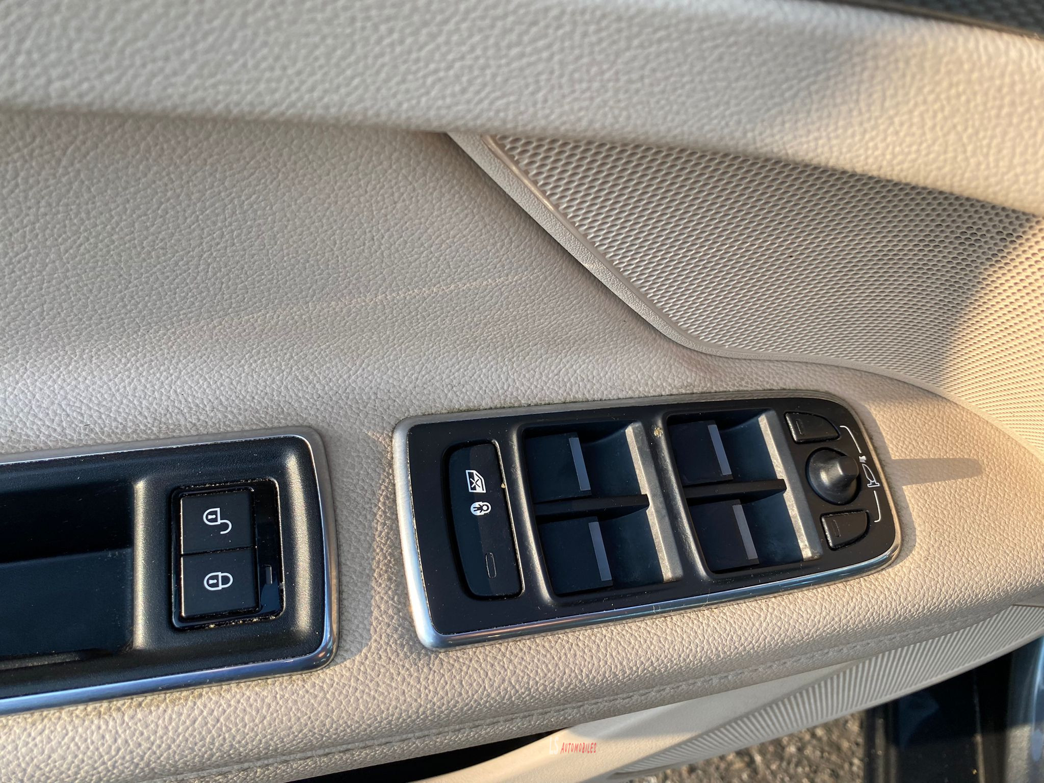 
								Jaguar XF 3.0d V6*CAMERA*ROOF*LEATHER*EU6b full									