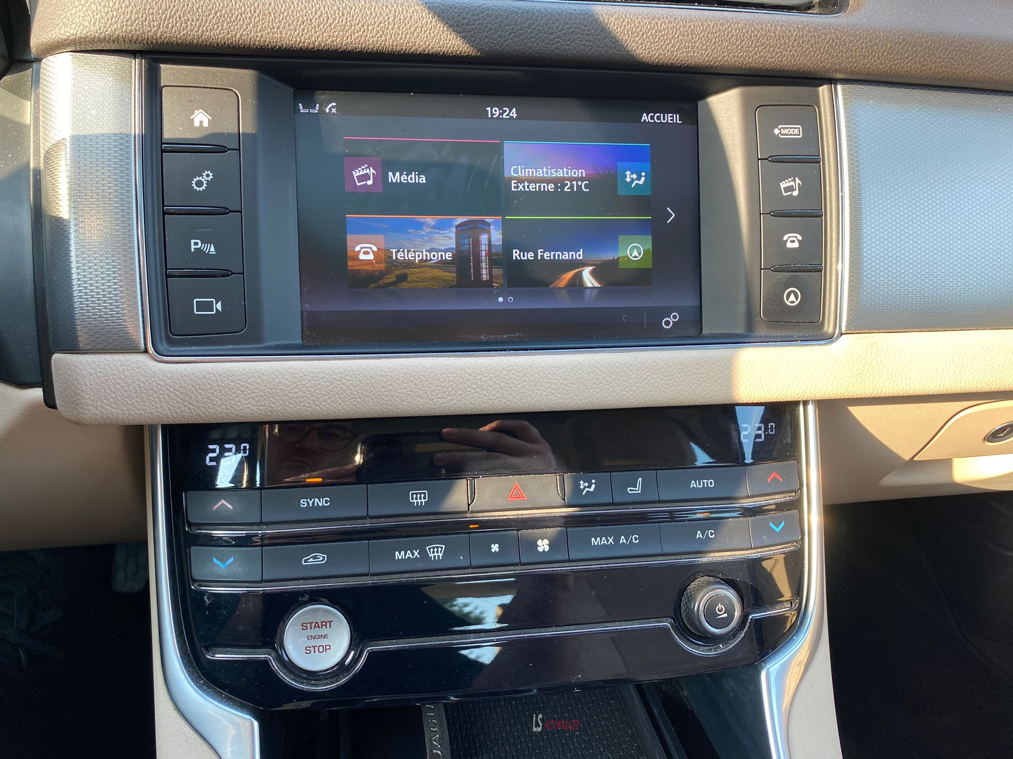 
								Jaguar XF 3.0d V6*CAMERA*ROOF*LEATHER*EU6b full									