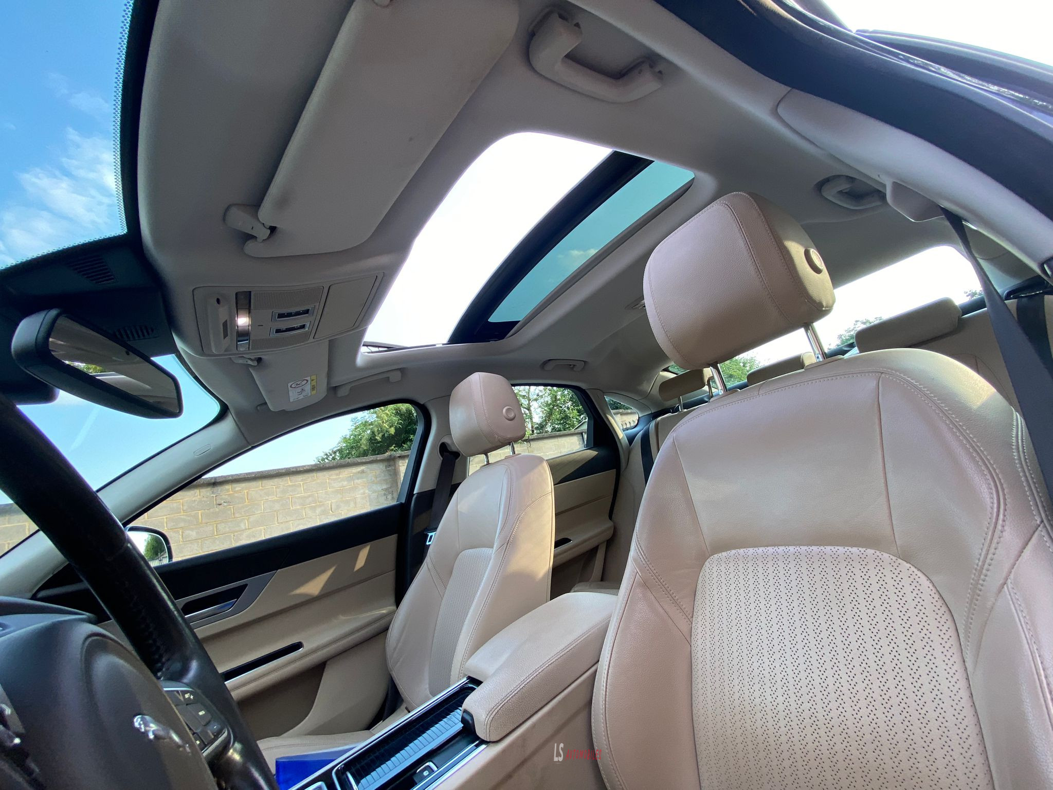 
								Jaguar XF 3.0d V6*CAMERA*ROOF*LEATHER*EU6b full									