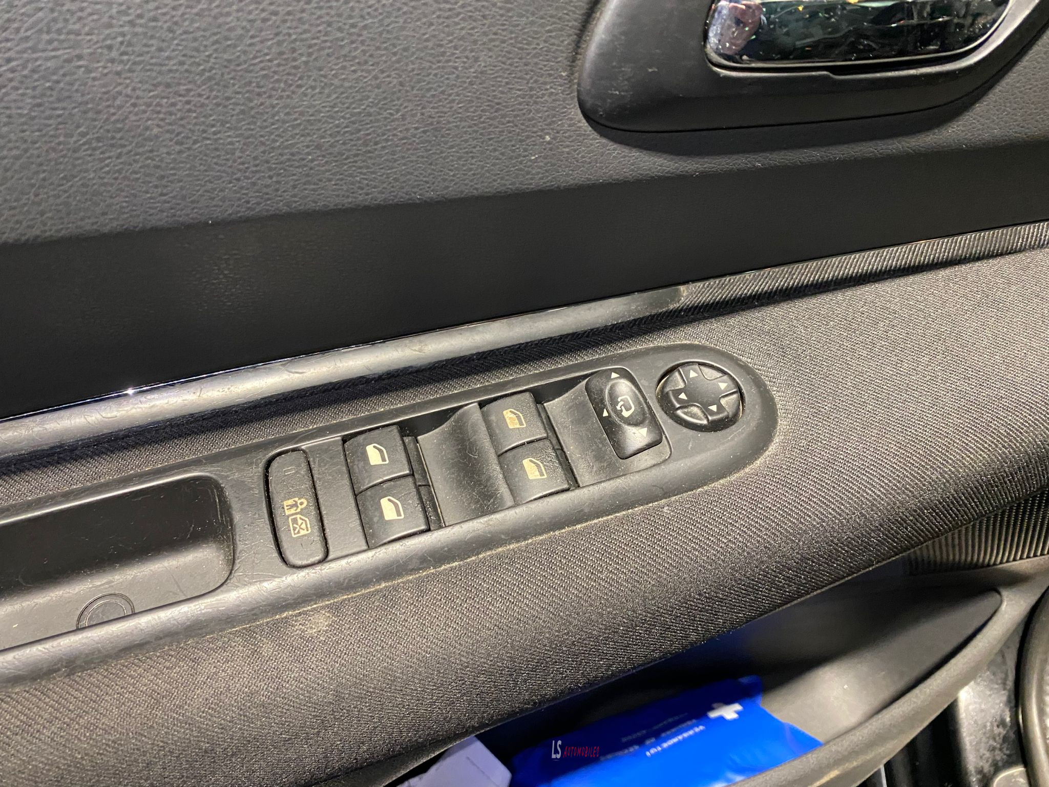 
								Peugeot 3008 1.6 HDi*Pano*Navi full									