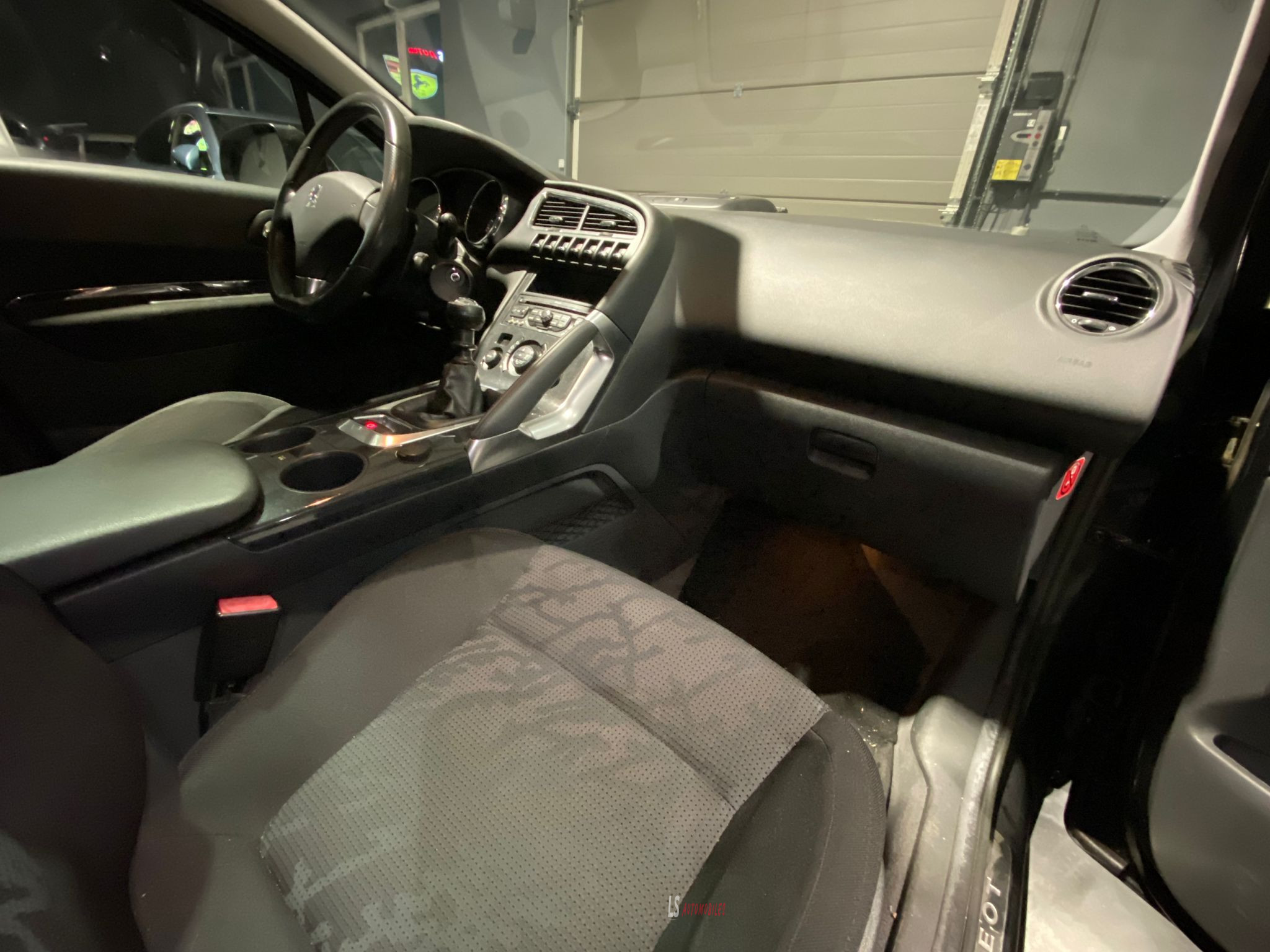 
								Peugeot 3008 1.6 HDi*Pano*Navi full									