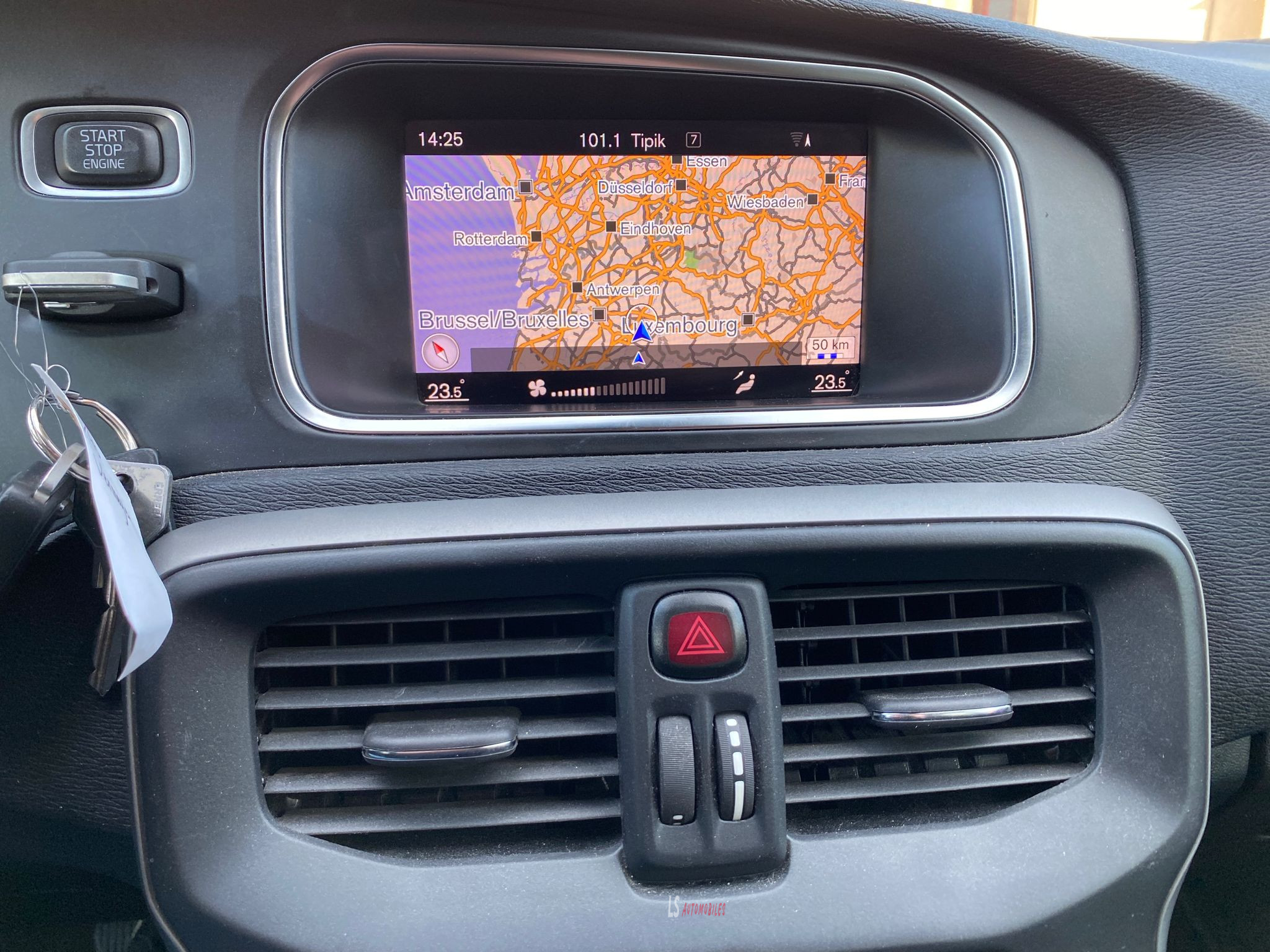 
								Volvo V40 D2 Geartronic*Boite Automatique*Navi*LED full									