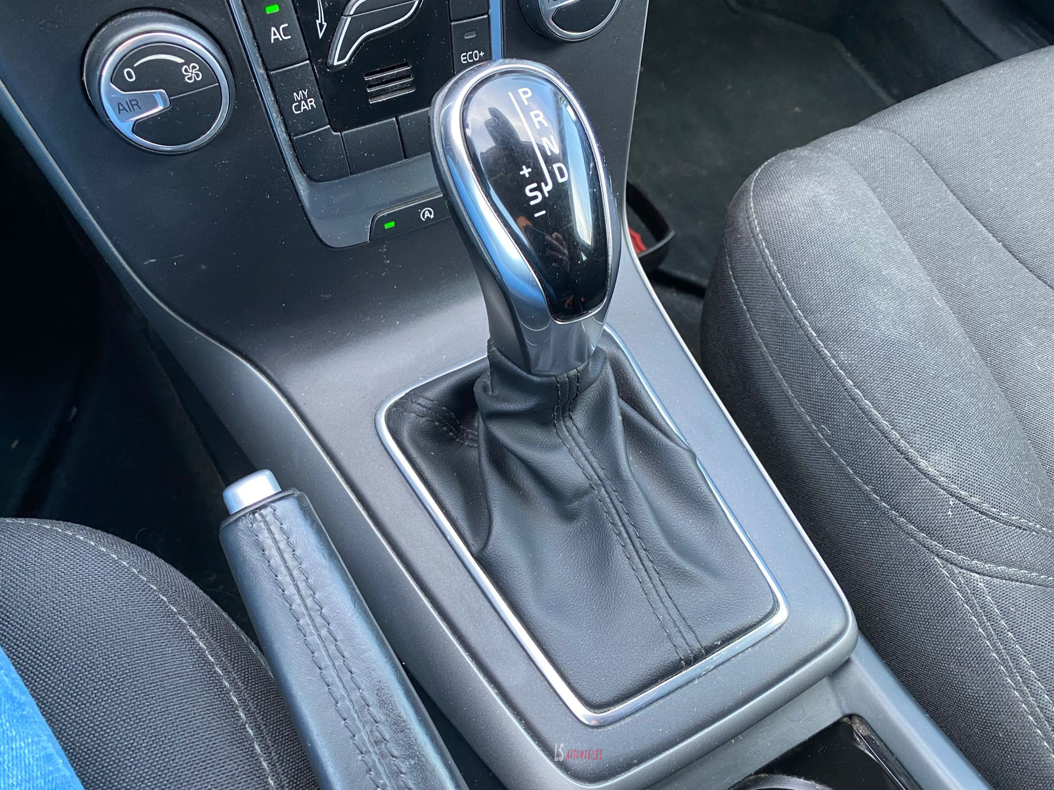 
								Volvo V40 D2 Geartronic*Boite Automatique*Navi*LED full									