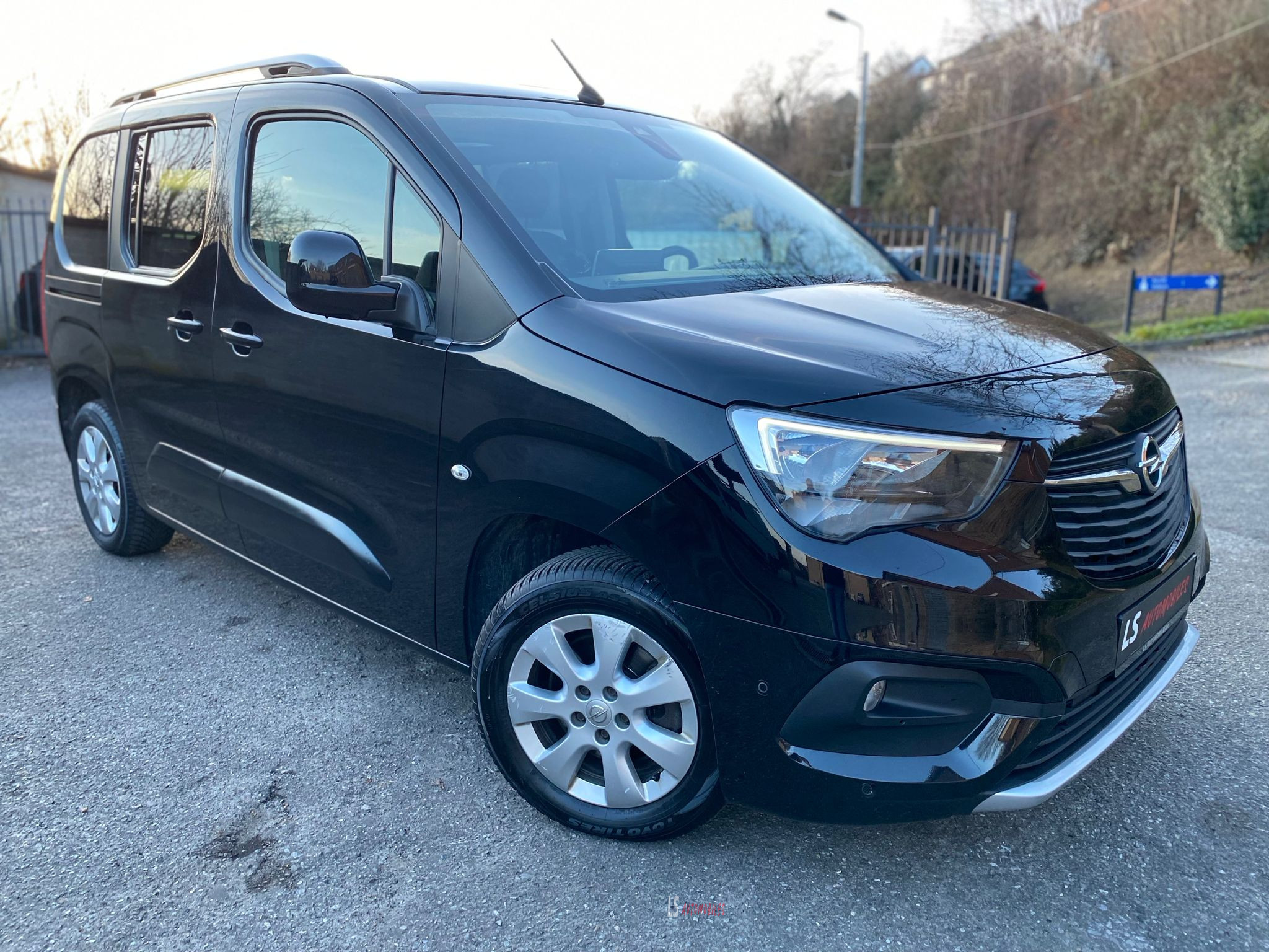 Opel Combo Life 1.5d*5Seats*Navi*Cam*Pano*HeatedSeats