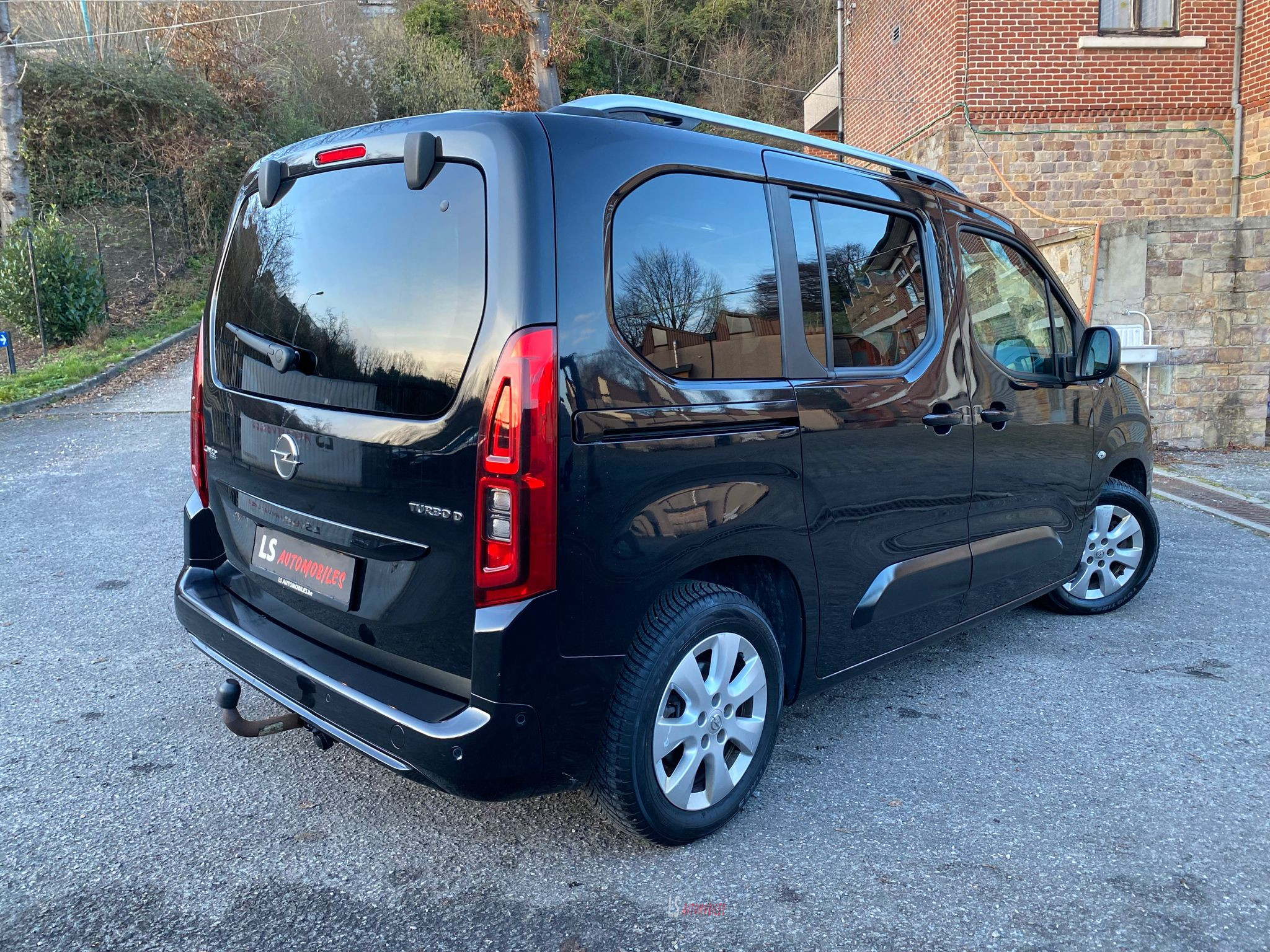 
								Opel Combo Life 1.5d*5Seats*Navi*Cam*Pano*HeatedSeats full									