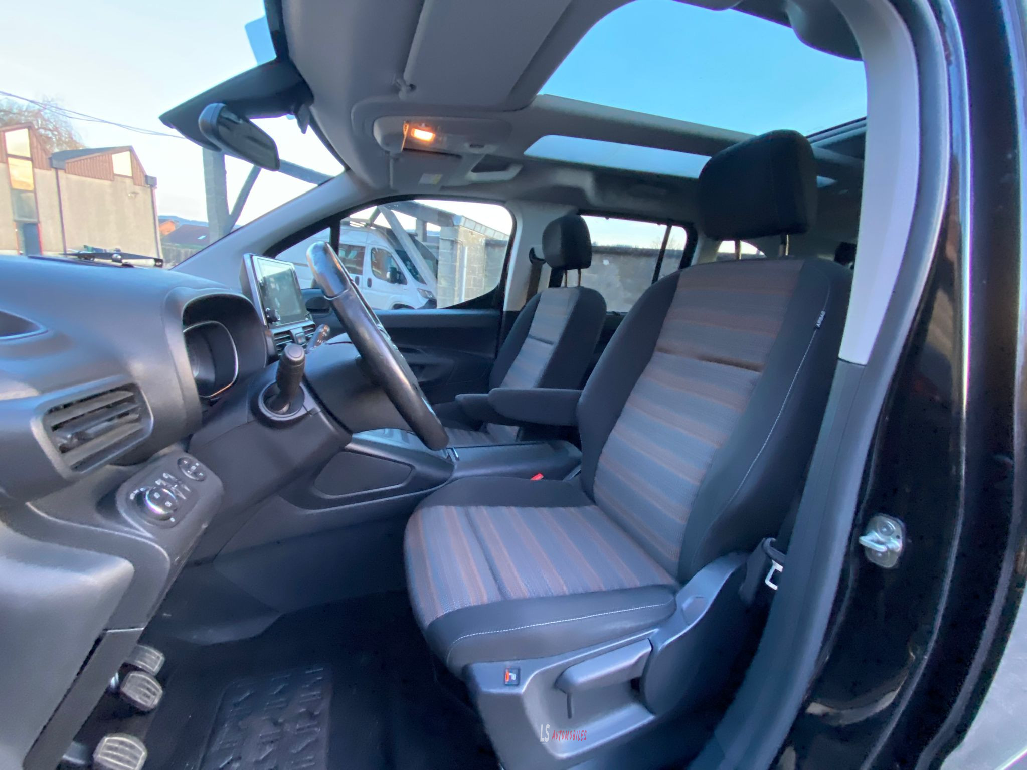 
								Opel Combo Life 1.5d*5Seats*Navi*Cam*Pano*HeatedSeats full									