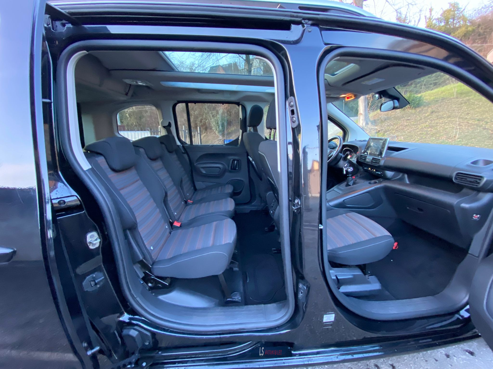 
								Opel Combo Life 1.5d*5Seats*Navi*Cam*Pano*HeatedSeats full									