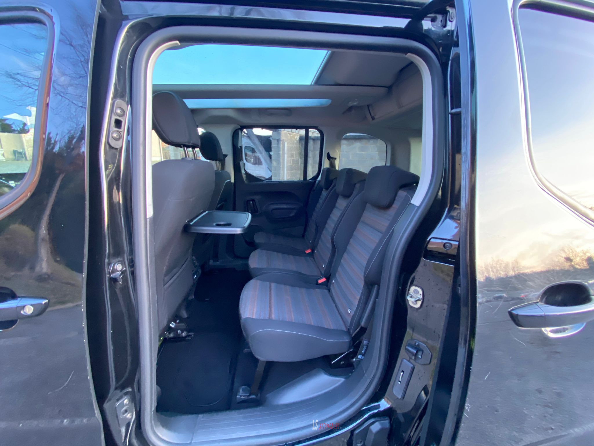 
								Opel Combo Life 1.5d*5Seats*Navi*Cam*Pano*HeatedSeats full									
