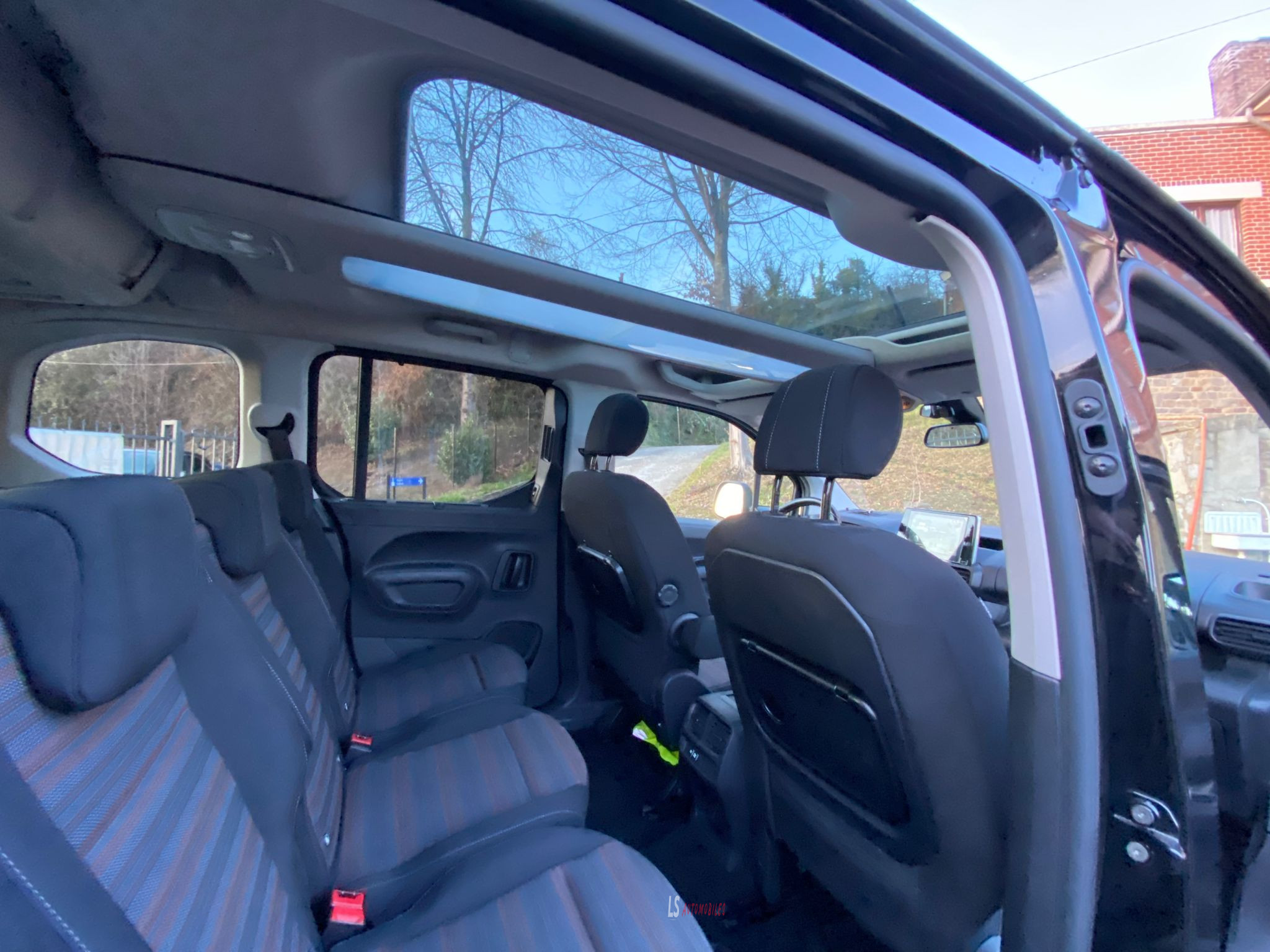 
								Opel Combo Life 1.5d*5Seats*Navi*Cam*Pano*HeatedSeats full									