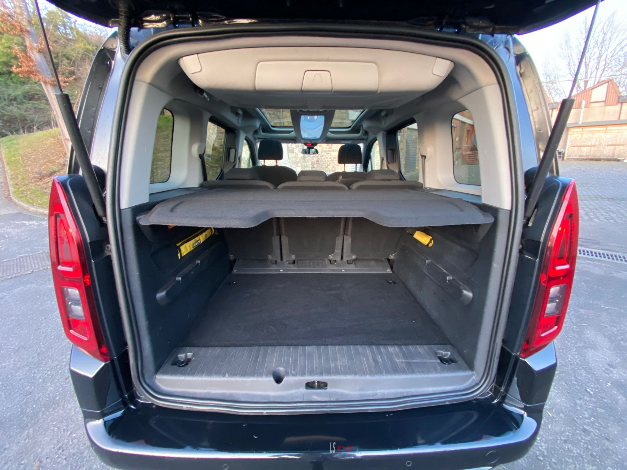 
								Opel Combo Life 1.5d*5Seats*Navi*Cam*Pano*HeatedSeats full									