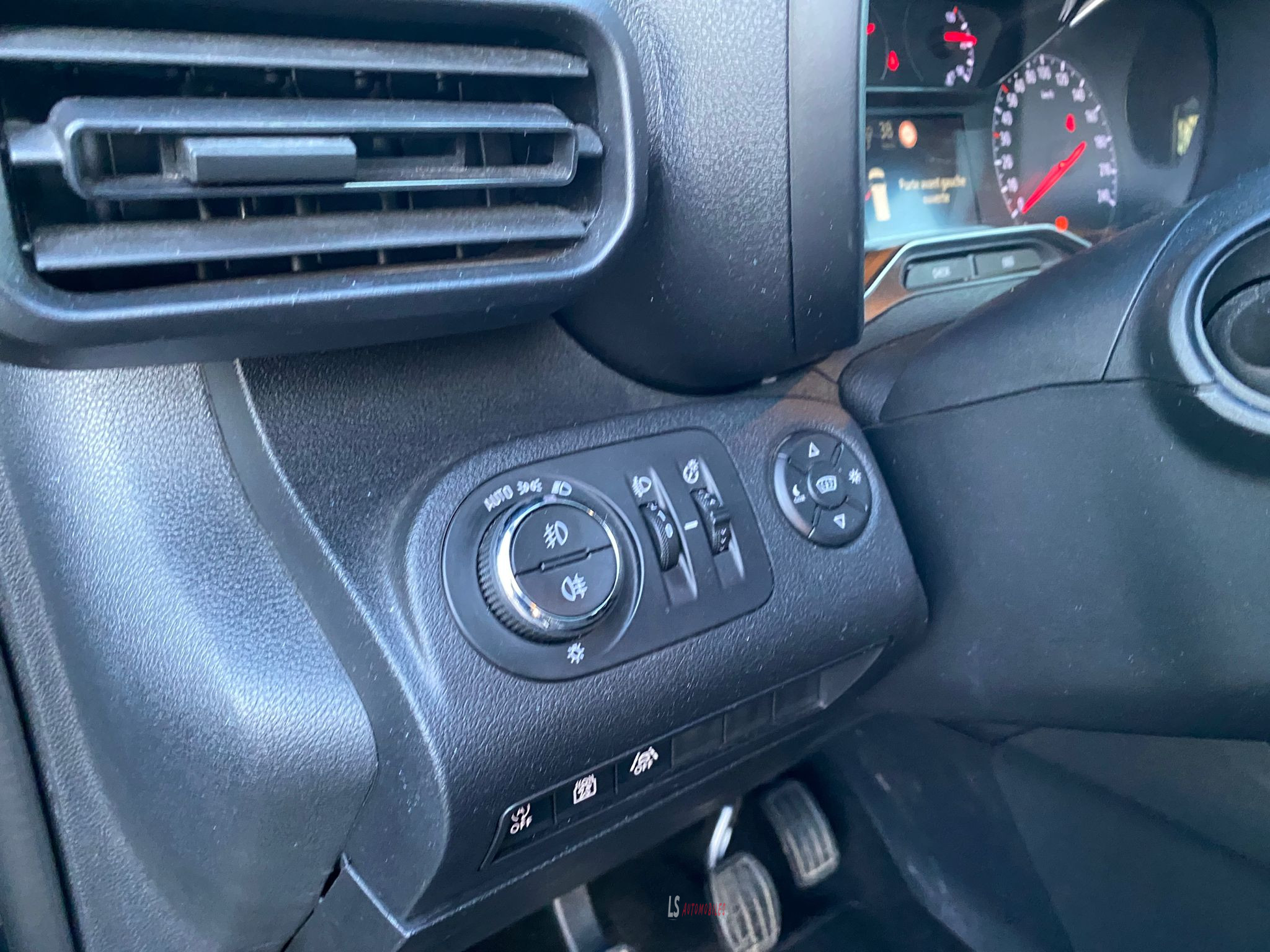 
								Opel Combo Life 1.5d*5Seats*Navi*Cam*Pano*HeatedSeats full									