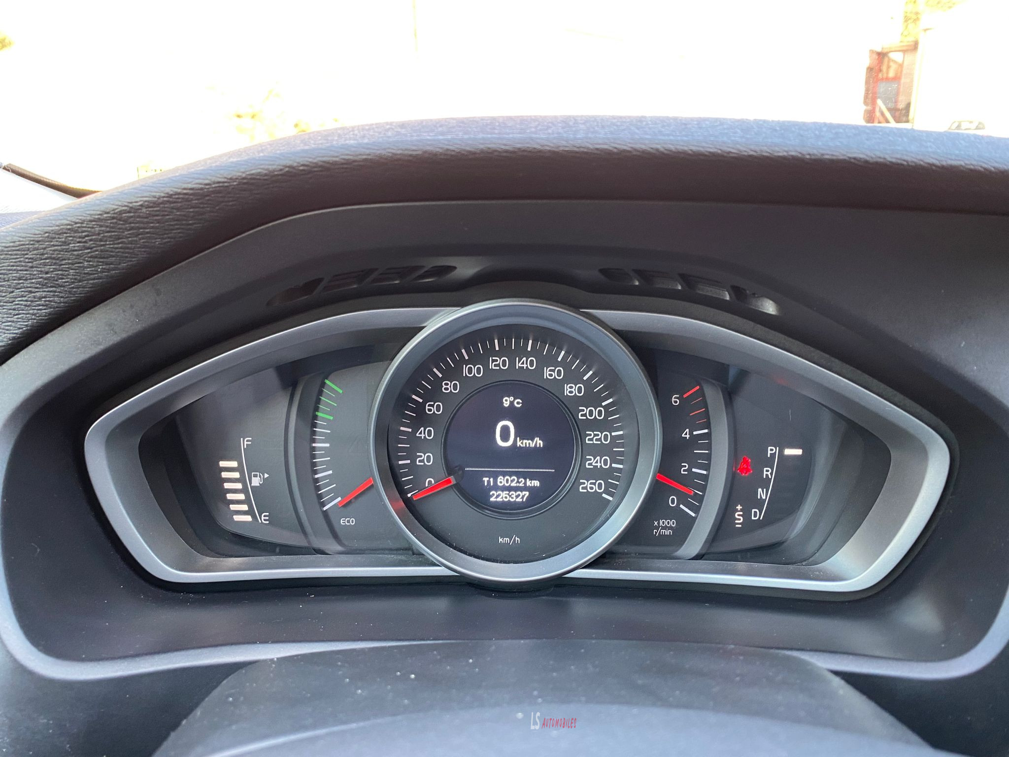 
								VOLVO V40 BOITE AUTOMATIQUE full									