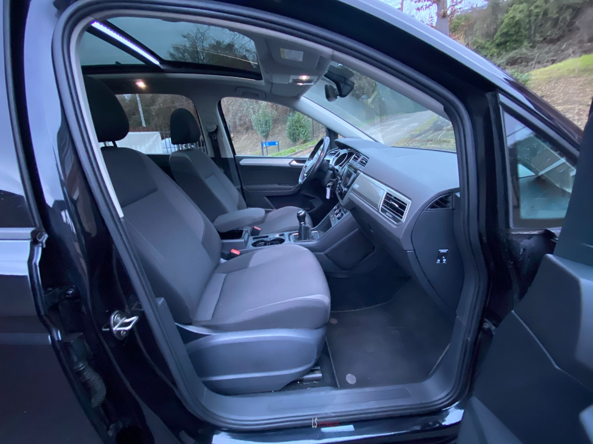 
								VOLKSWAGEN TOURAN full									