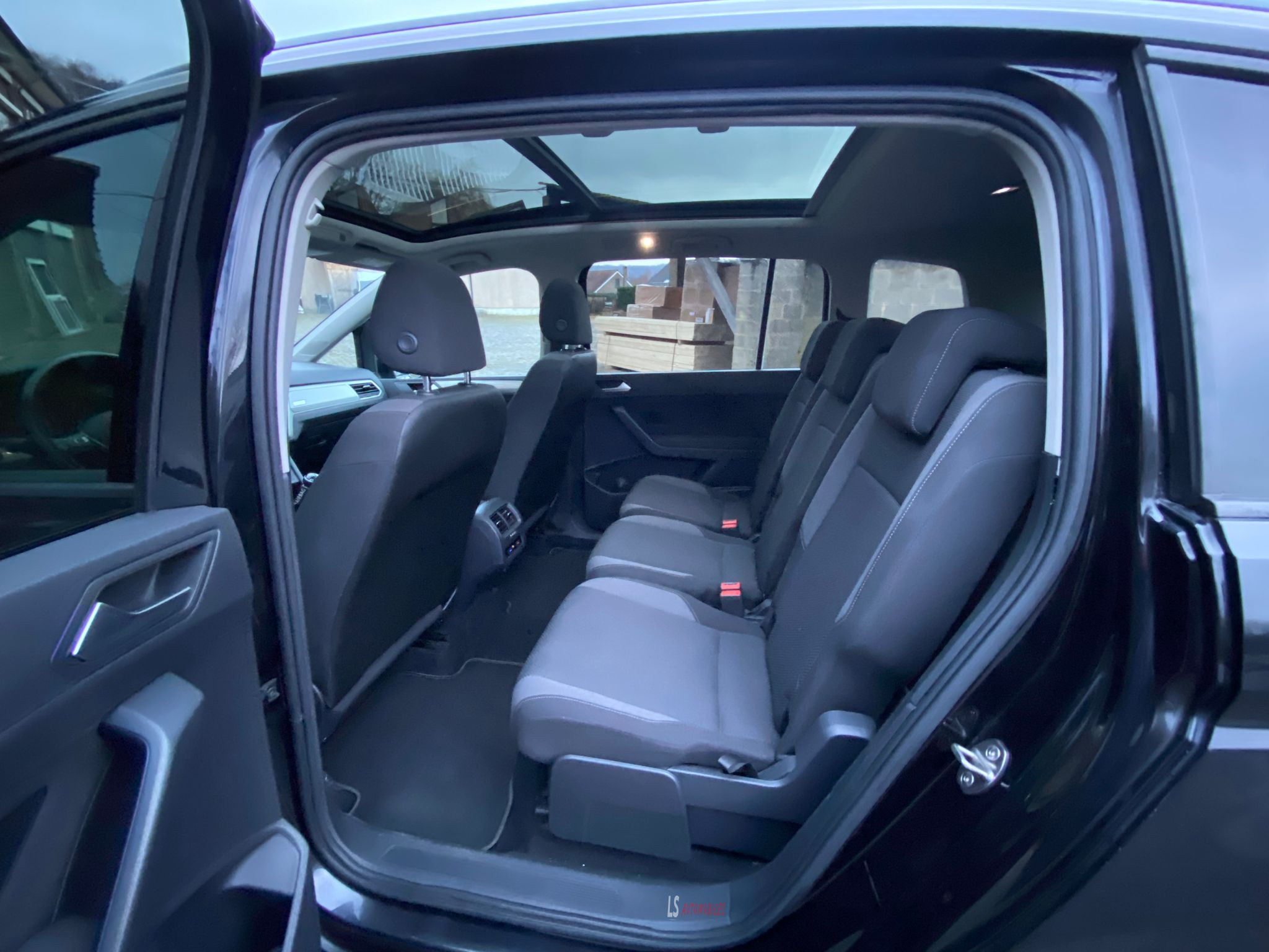 
								VOLKSWAGEN TOURAN full									