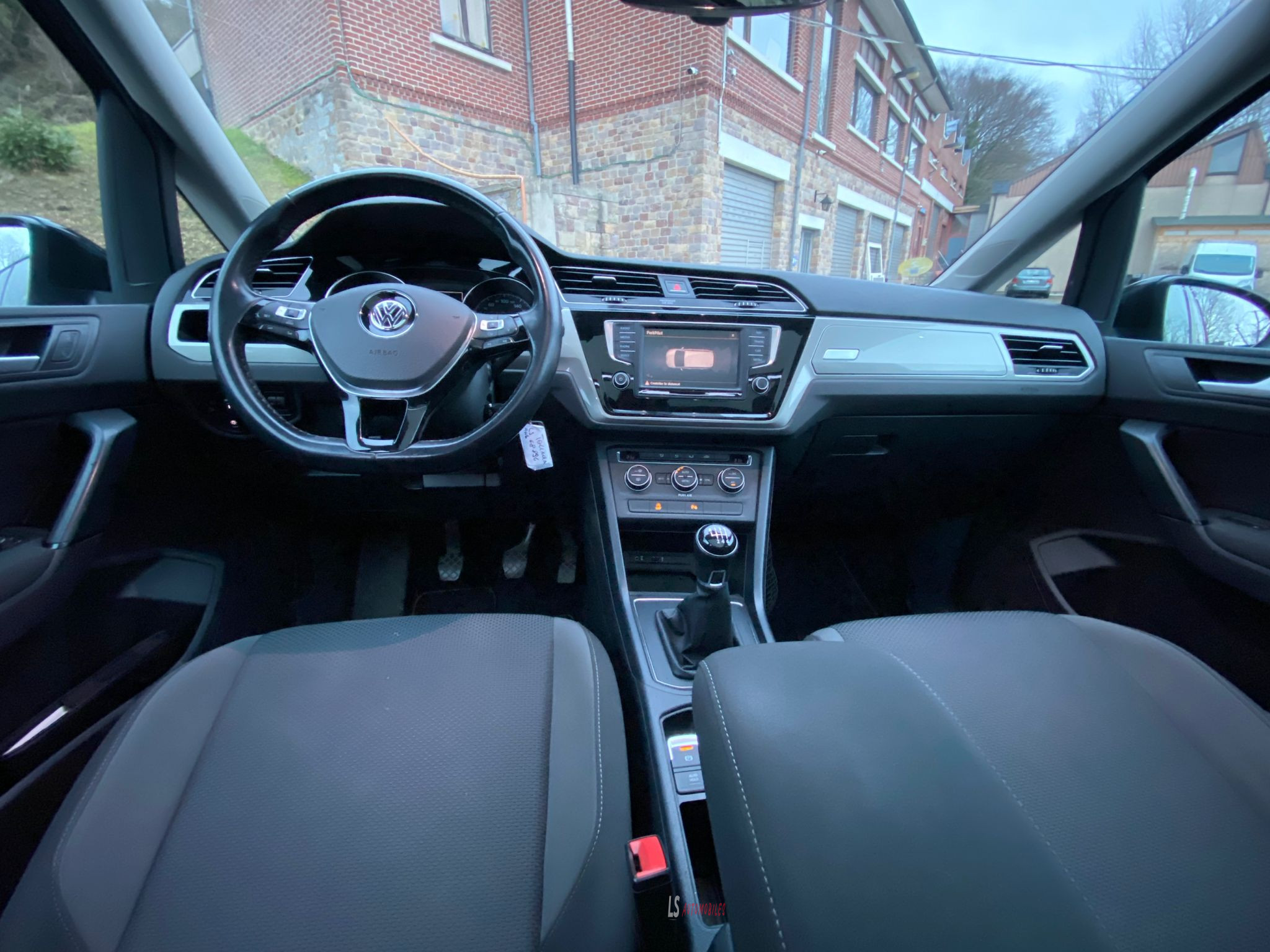 
								VOLKSWAGEN TOURAN full									