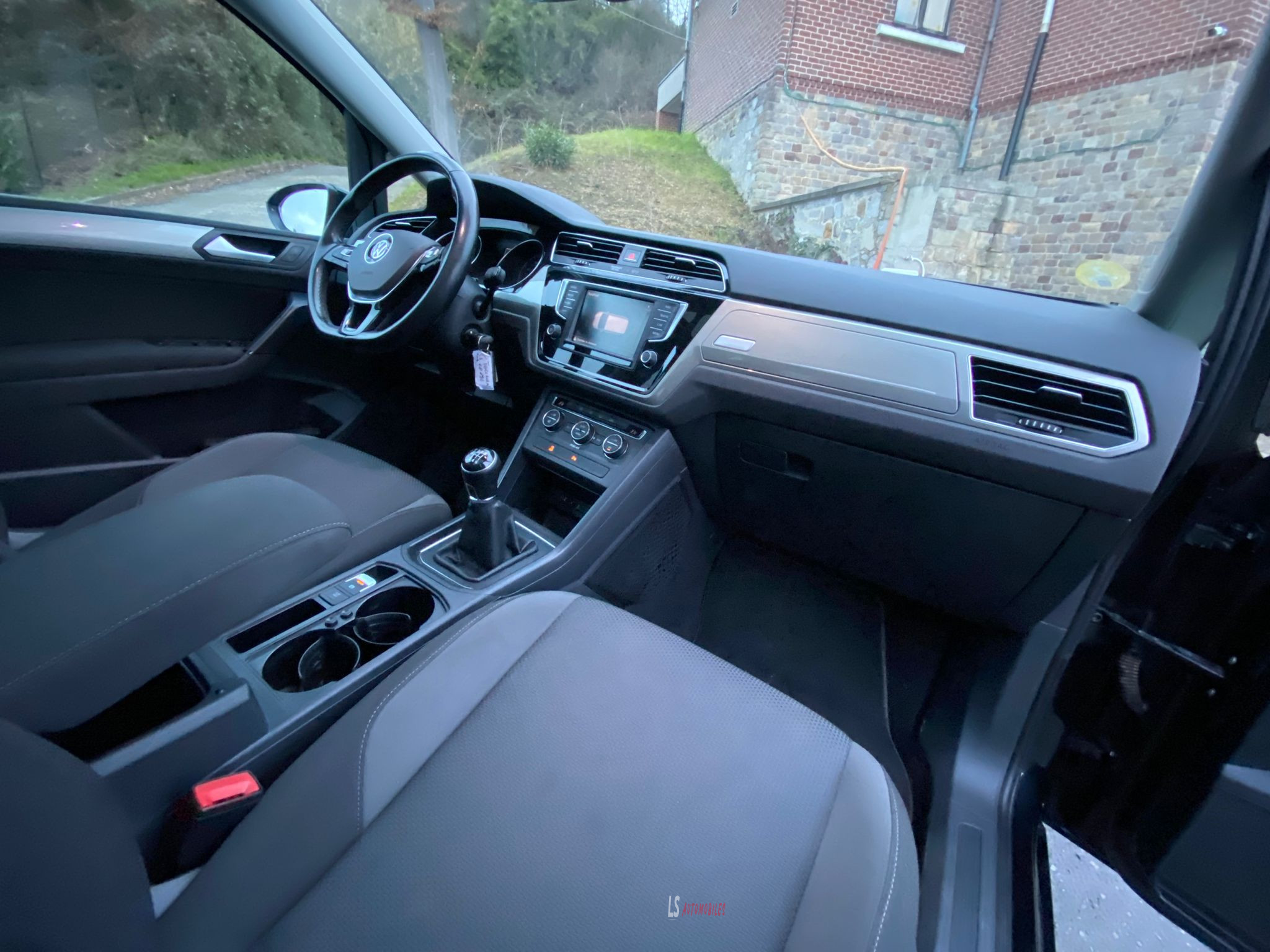 
								VOLKSWAGEN TOURAN full									