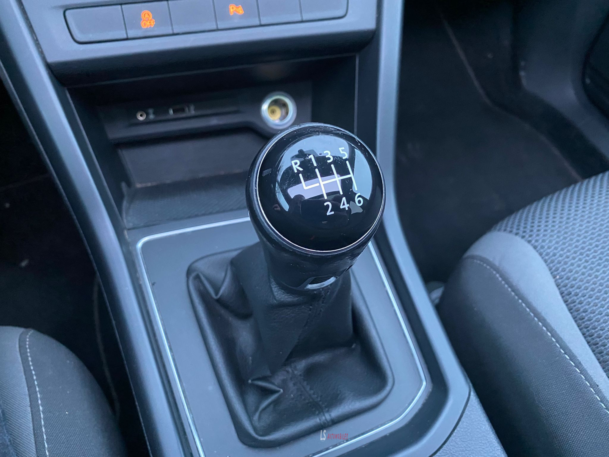 
								VOLKSWAGEN TOURAN full									