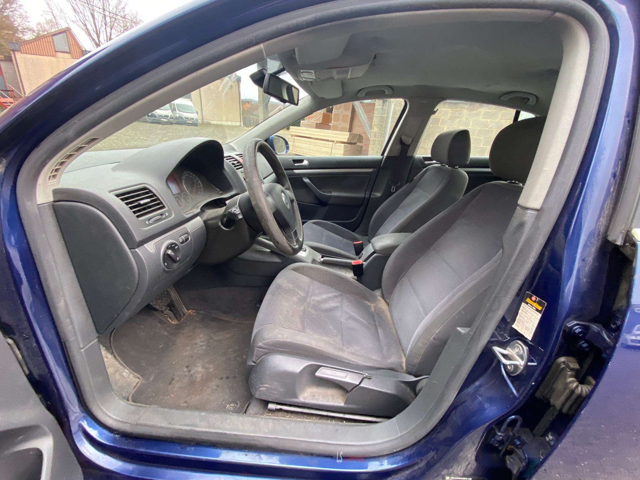 
								VW JETTA BOITE AUTOMATIQUE full									