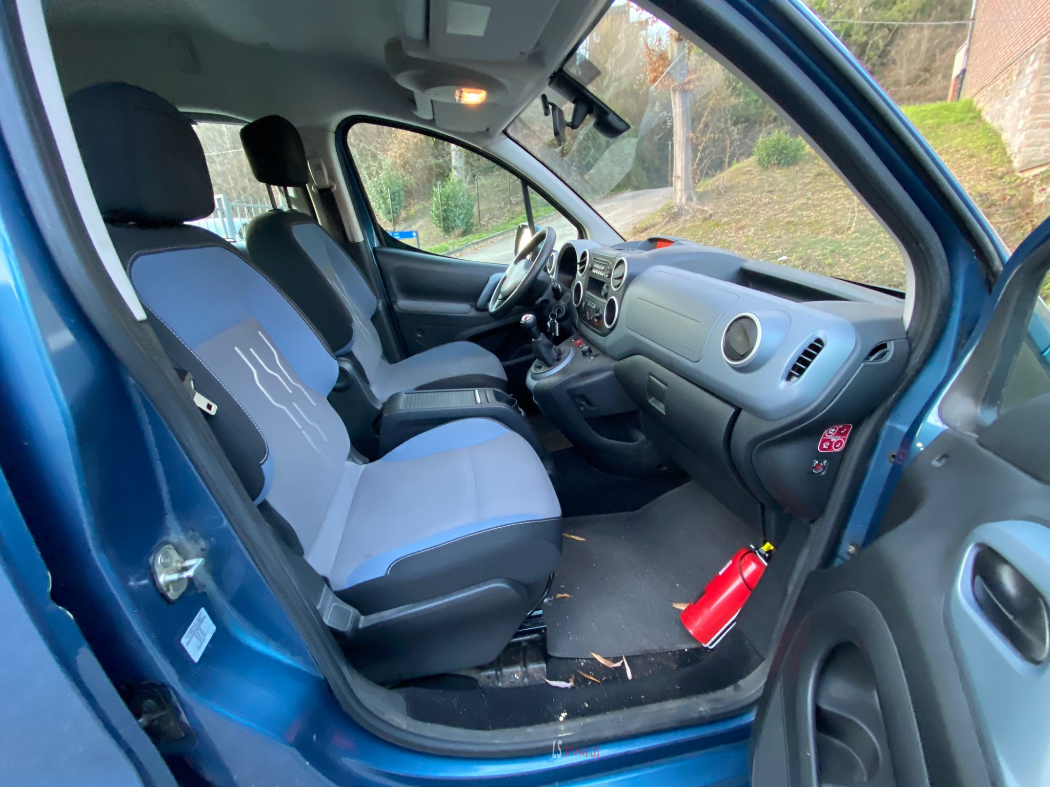 
								PEUGEOT PARTNER TEPEE full									