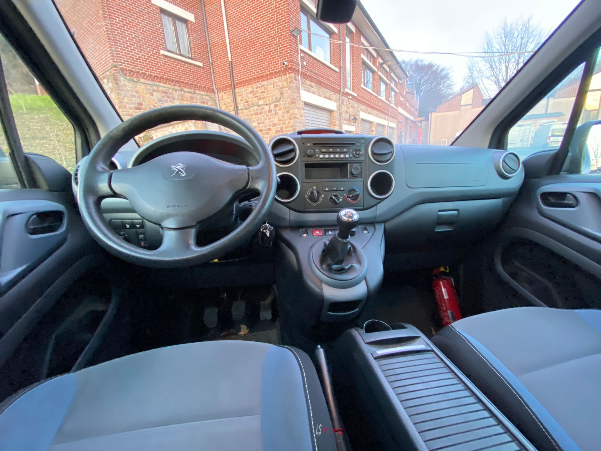 
								PEUGEOT PARTNER TEPEE full									