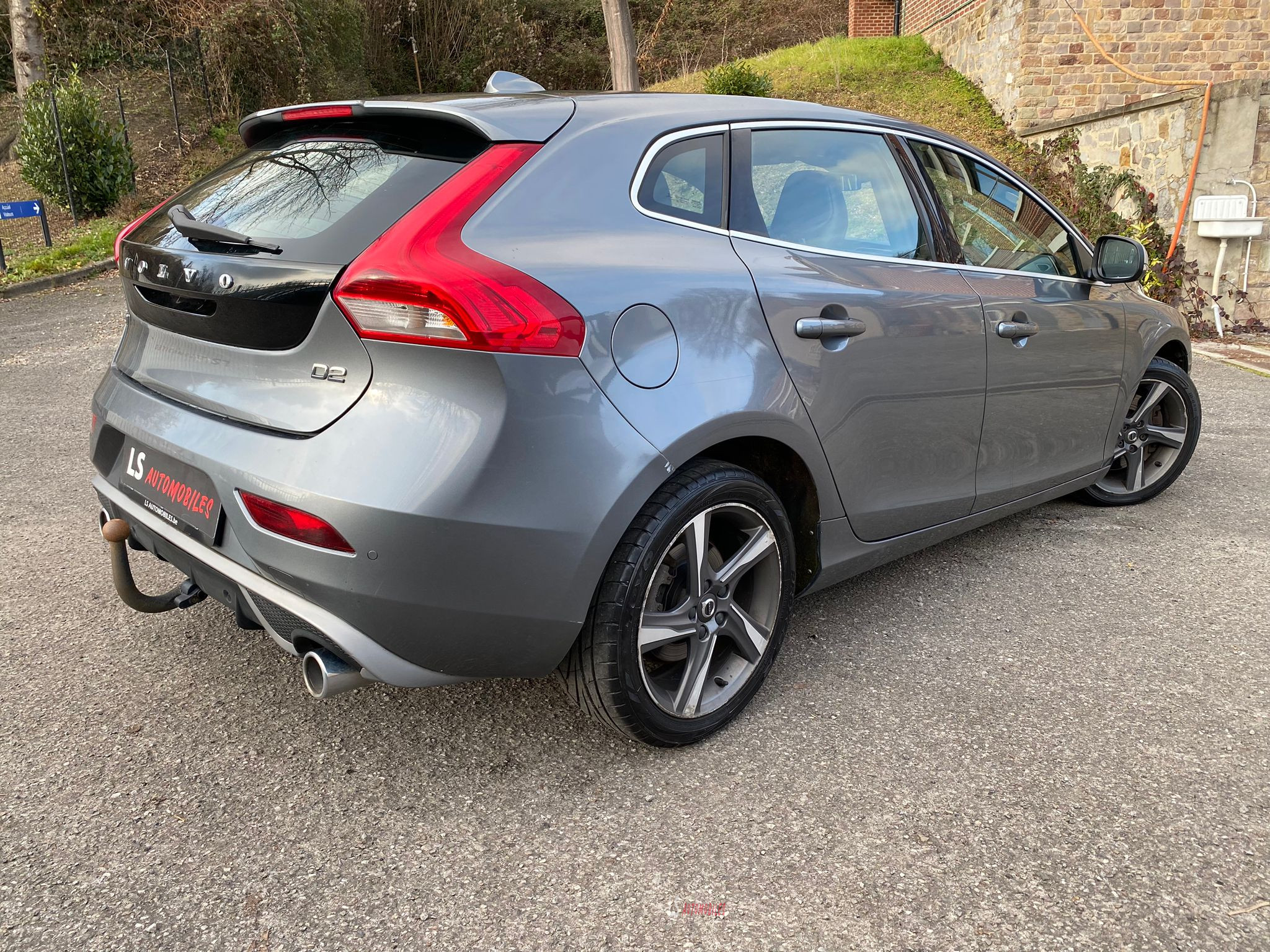 
								VOLVO V40 R-DESIGN full									