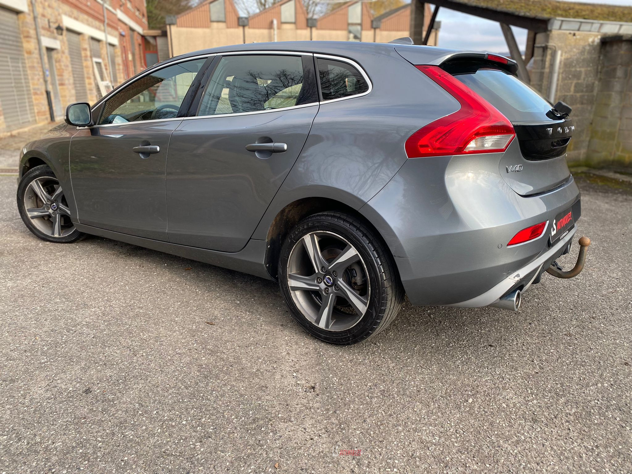 
								VOLVO V40 R-DESIGN full									