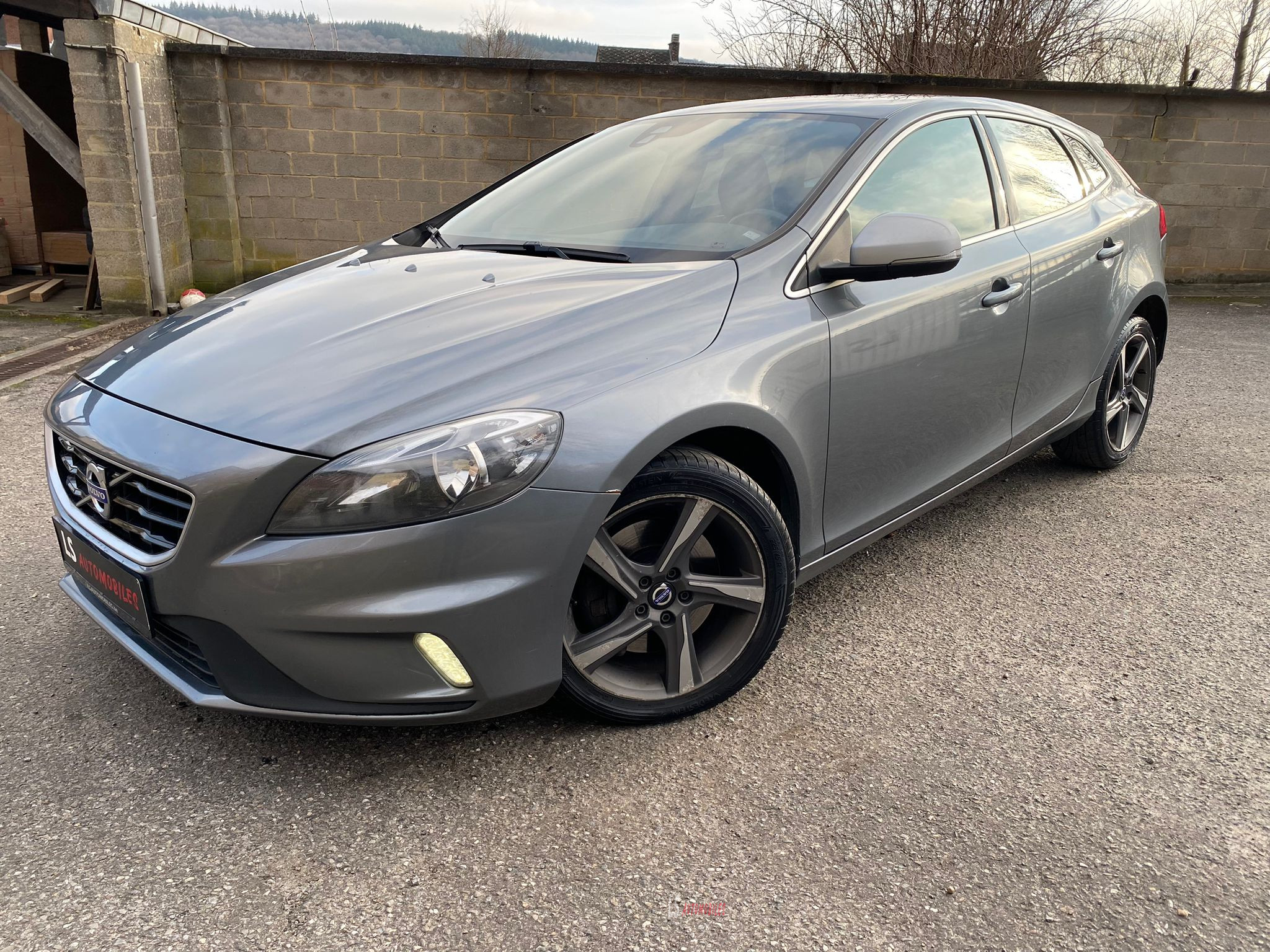 
								VOLVO V40 R-DESIGN full									