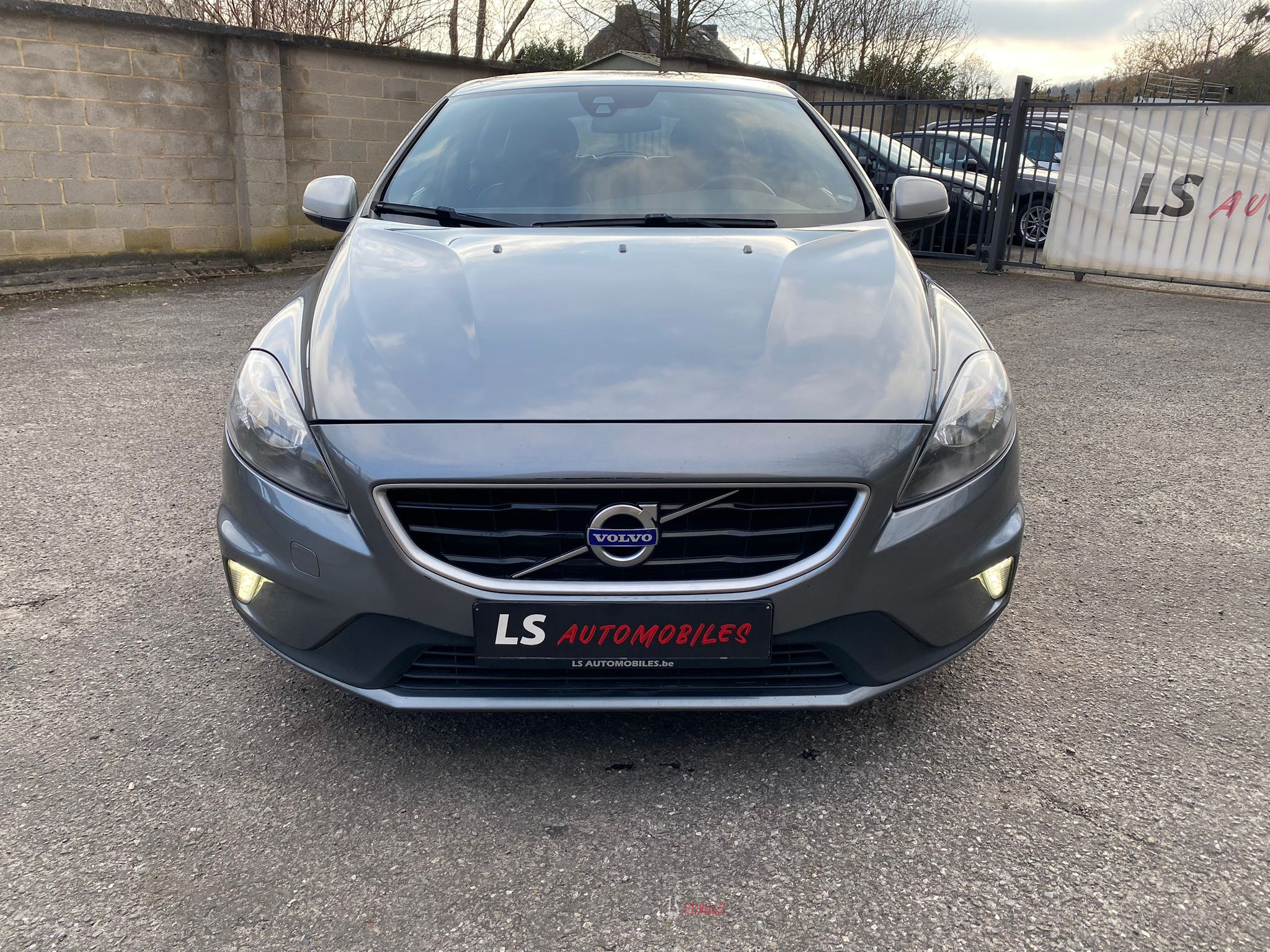 
								VOLVO V40 R-DESIGN full									