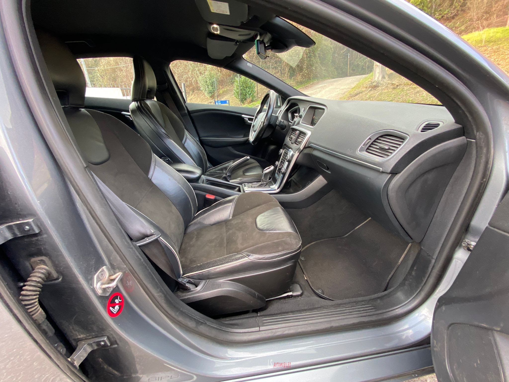 
								VOLVO V40 R-DESIGN full									