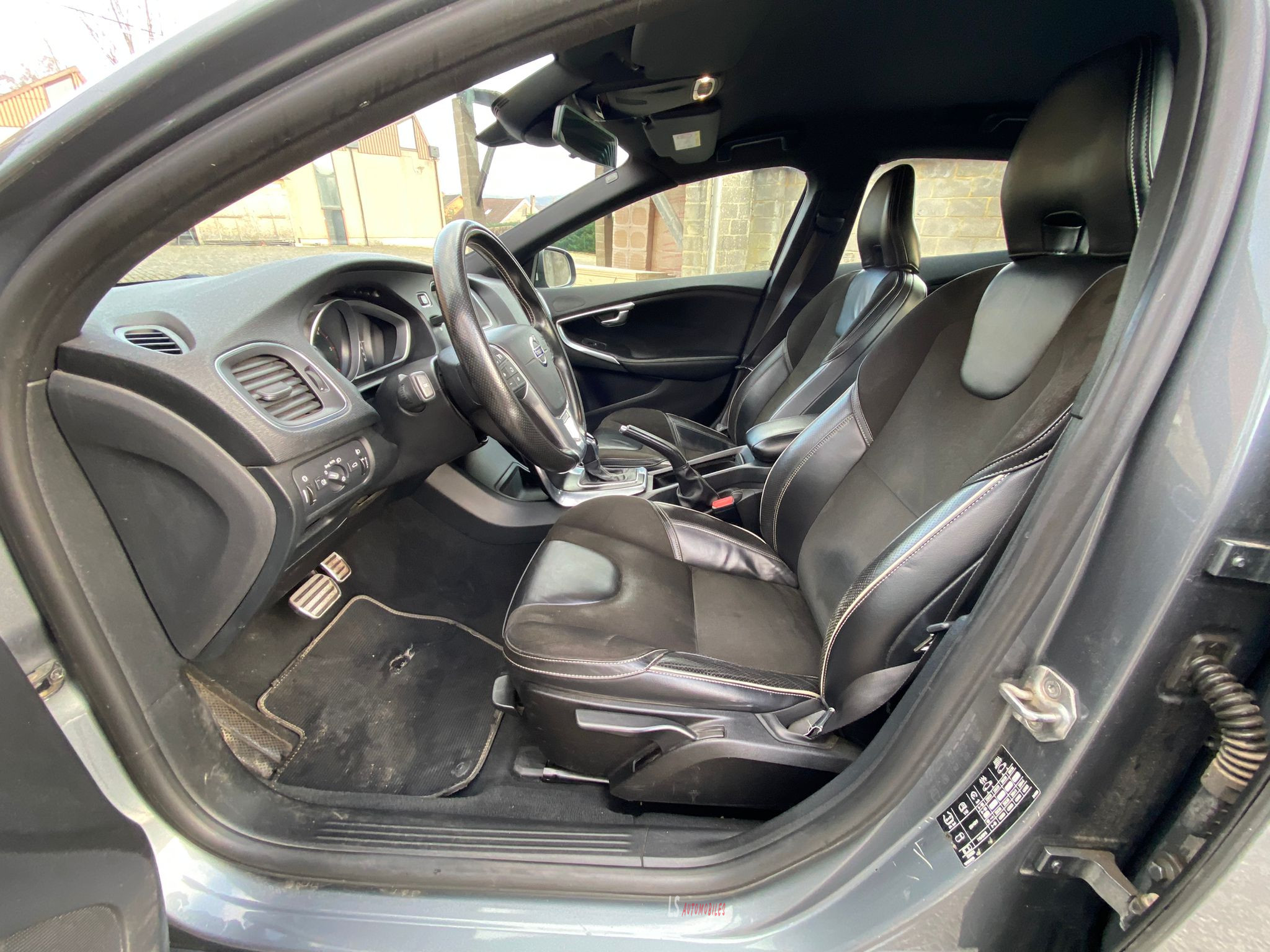 
								VOLVO V40 R-DESIGN full									