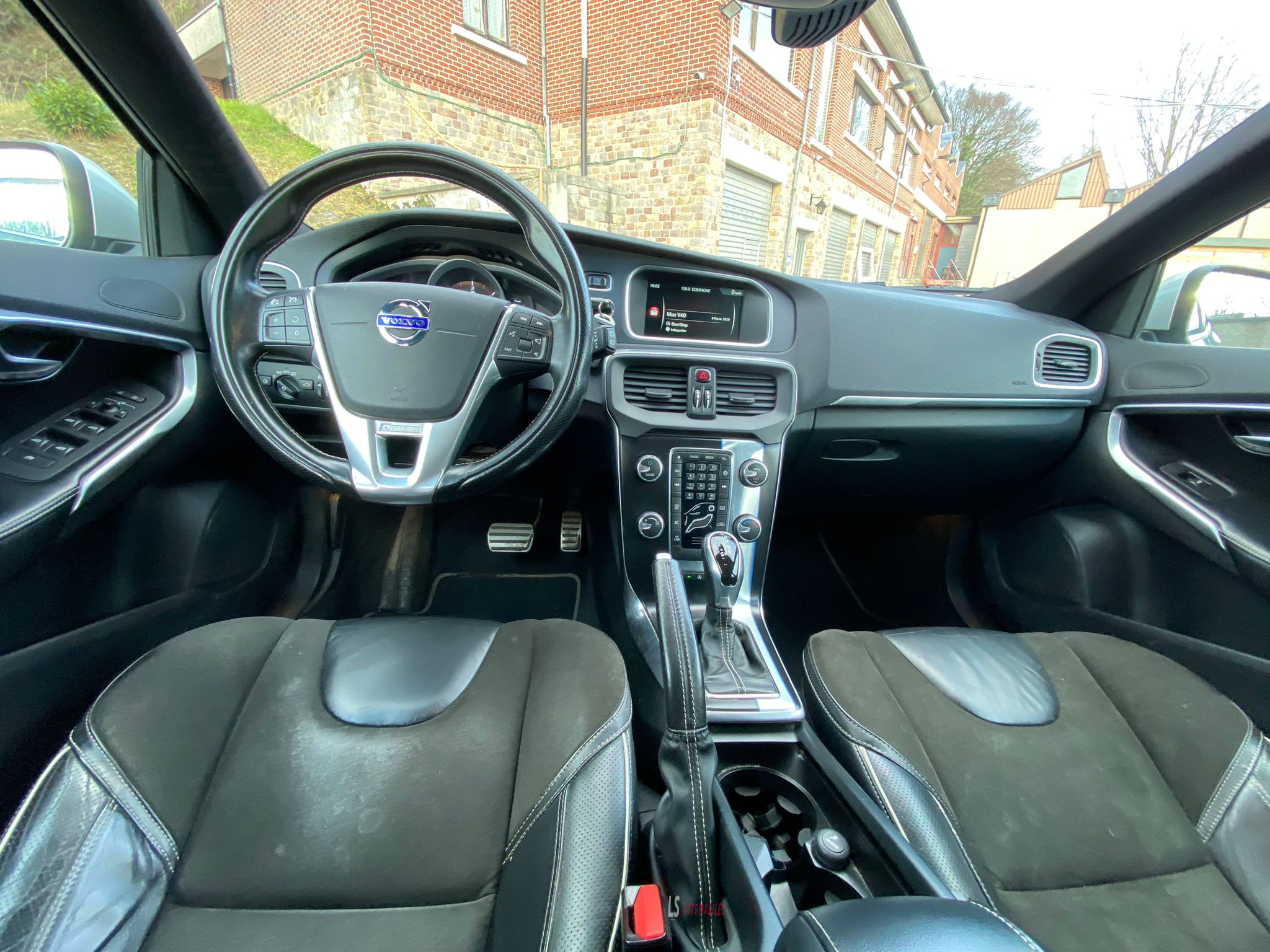 
								VOLVO V40 R-DESIGN full									