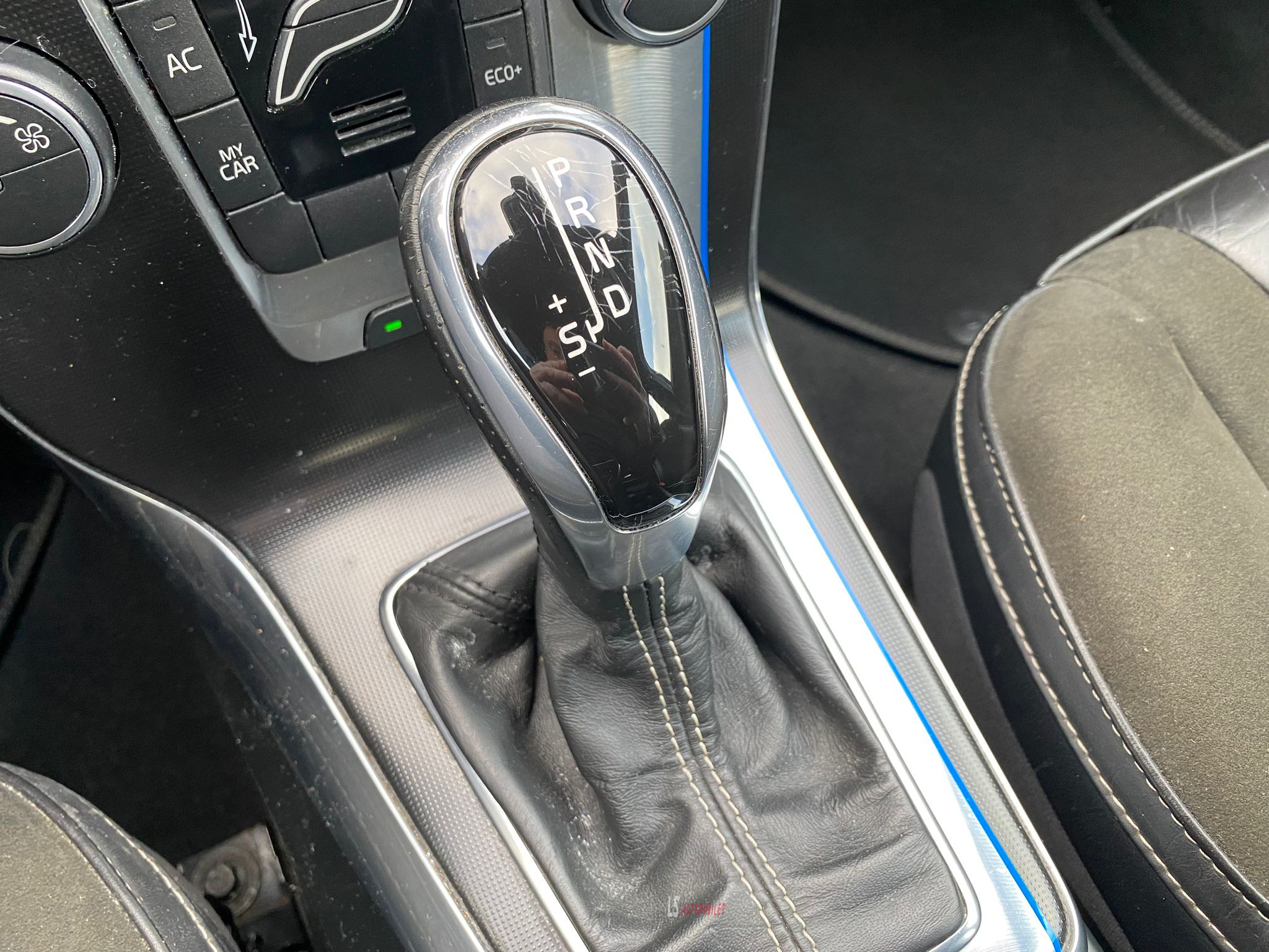 
								VOLVO V40 R-DESIGN full									