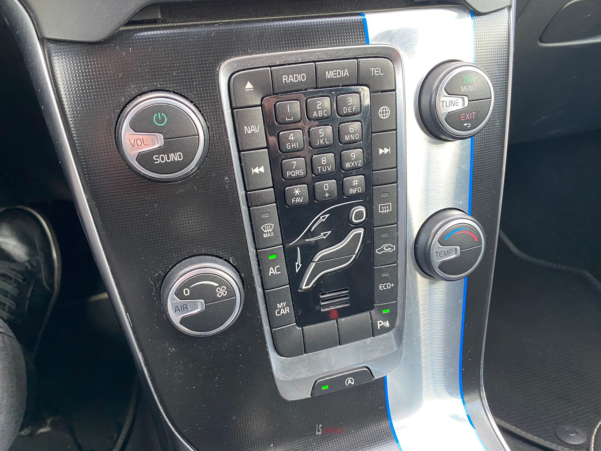 
								VOLVO V40 R-DESIGN full									