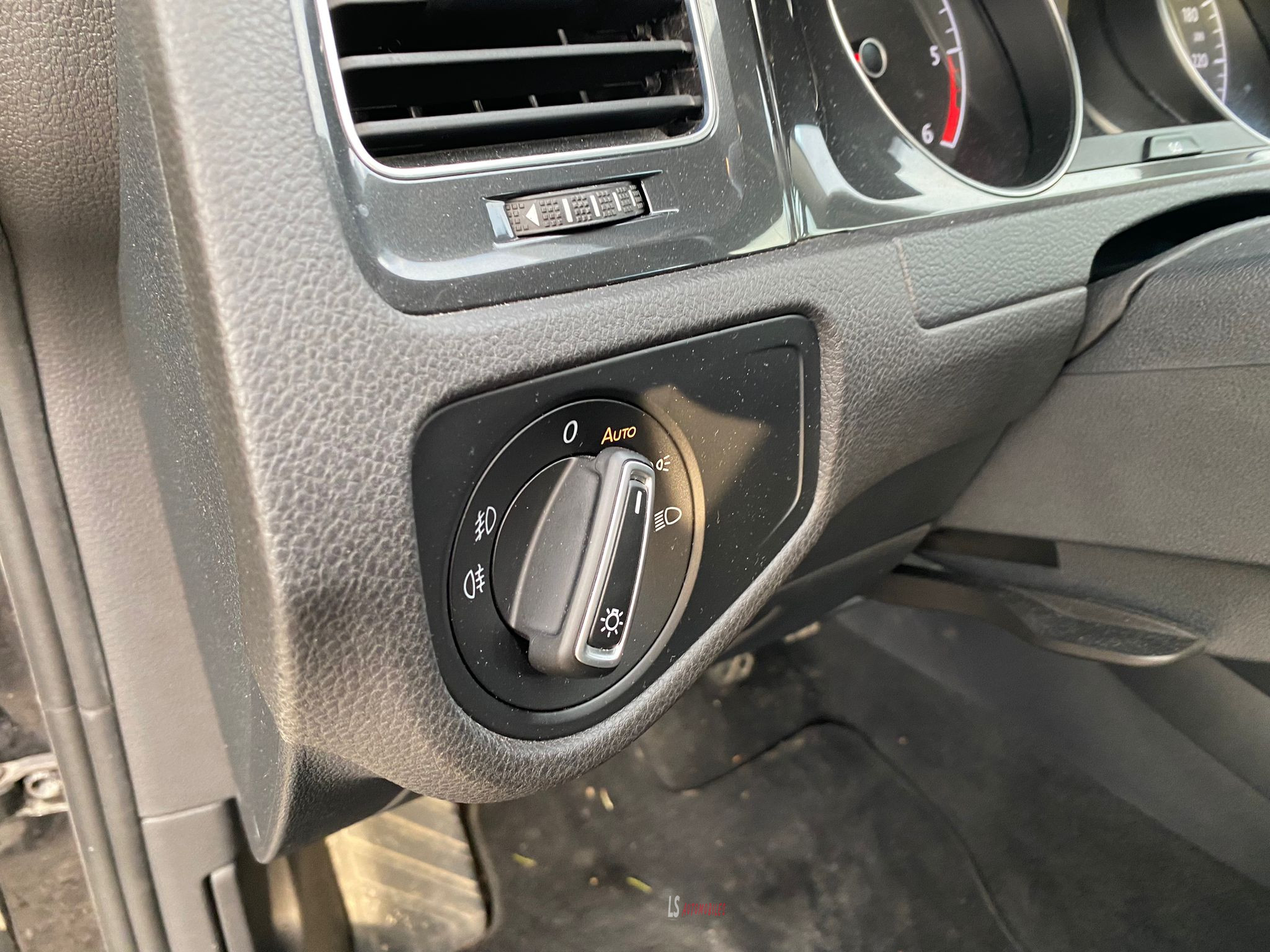 
								VOLKSWAGEN GOLF 2019 full									