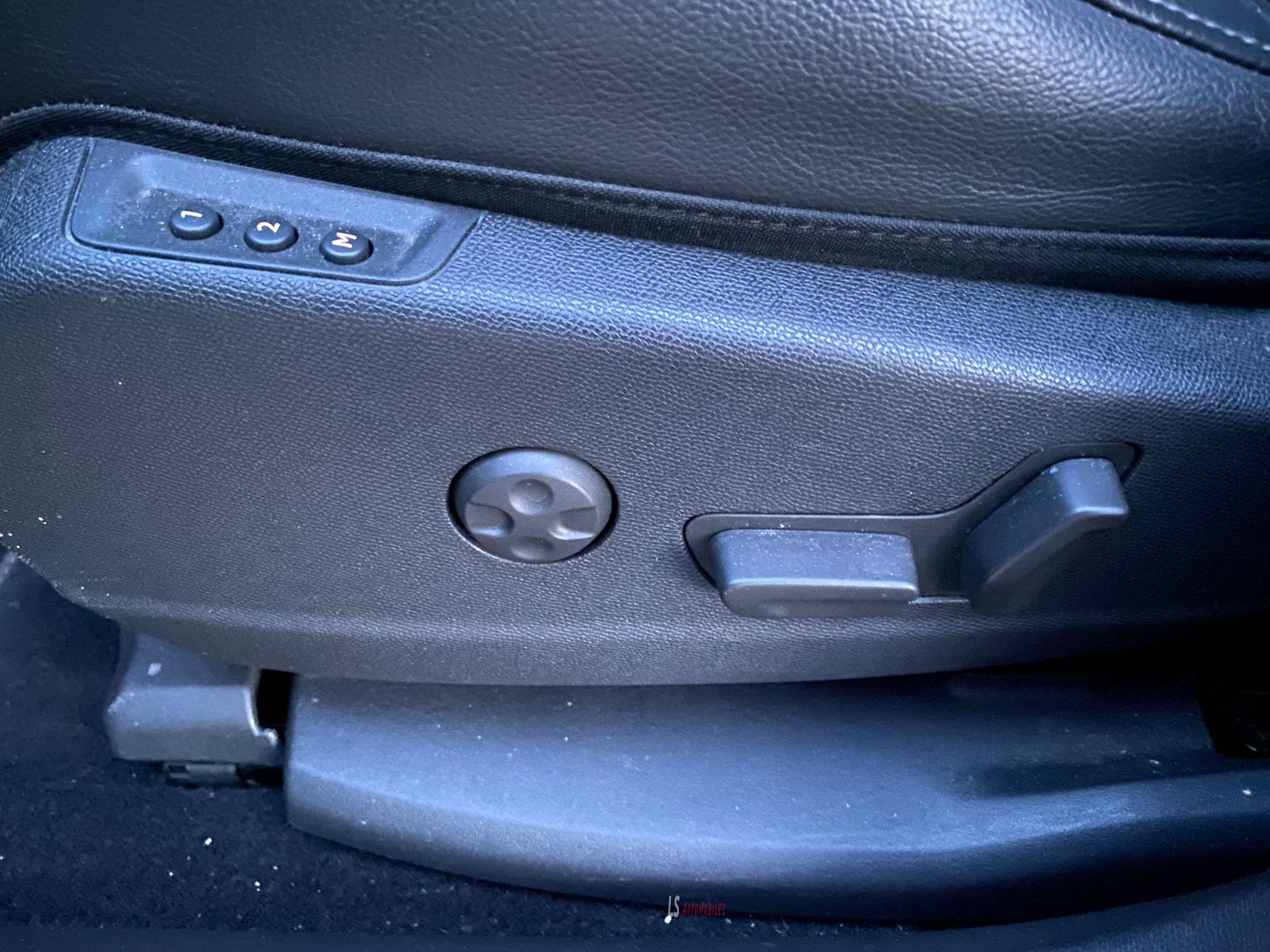 
								DS7 E-TENSE HYBRIDE full									