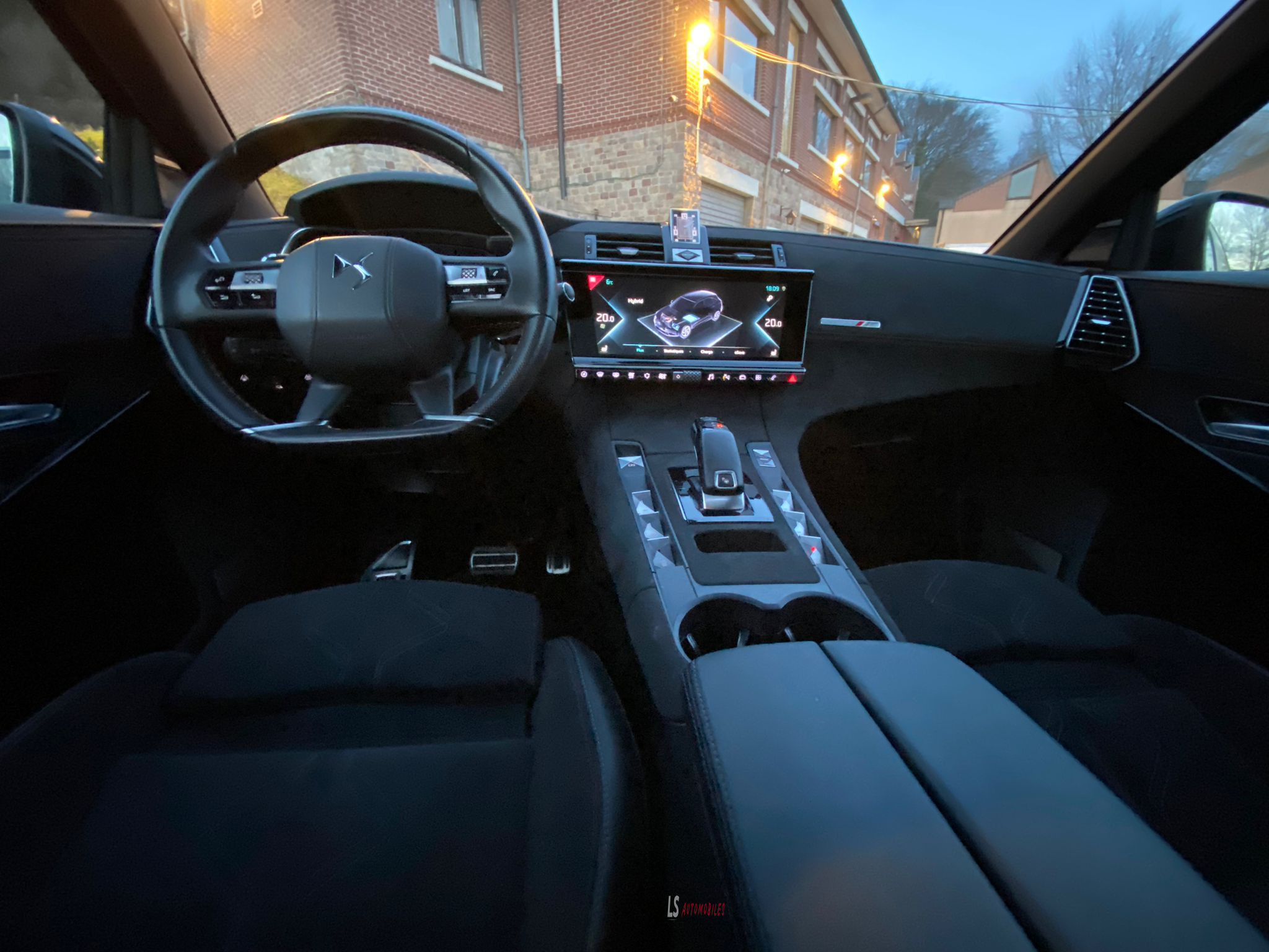 
								DS7 E-TENSE HYBRIDE full									