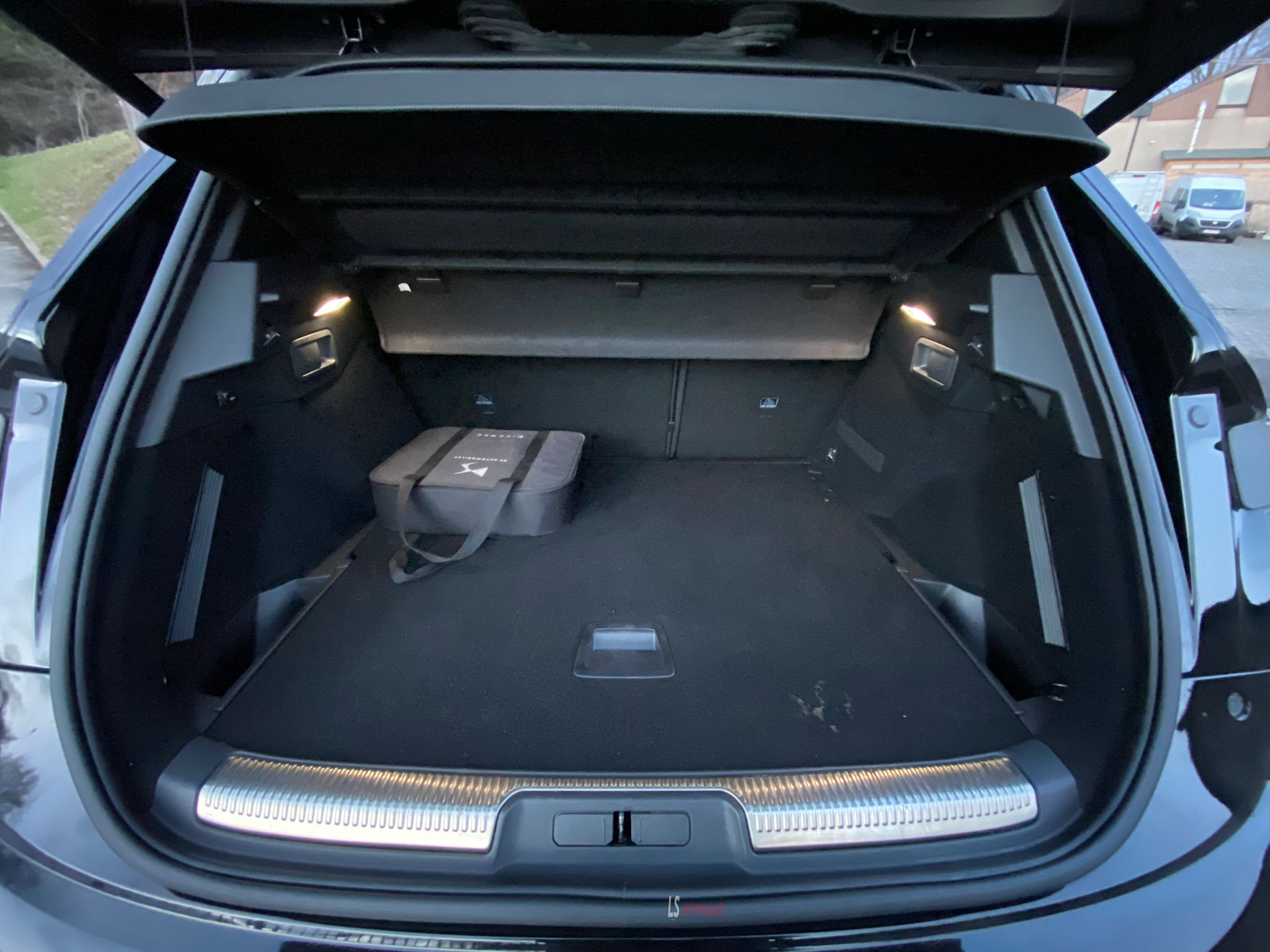 
								DS7 E-TENSE HYBRIDE full									