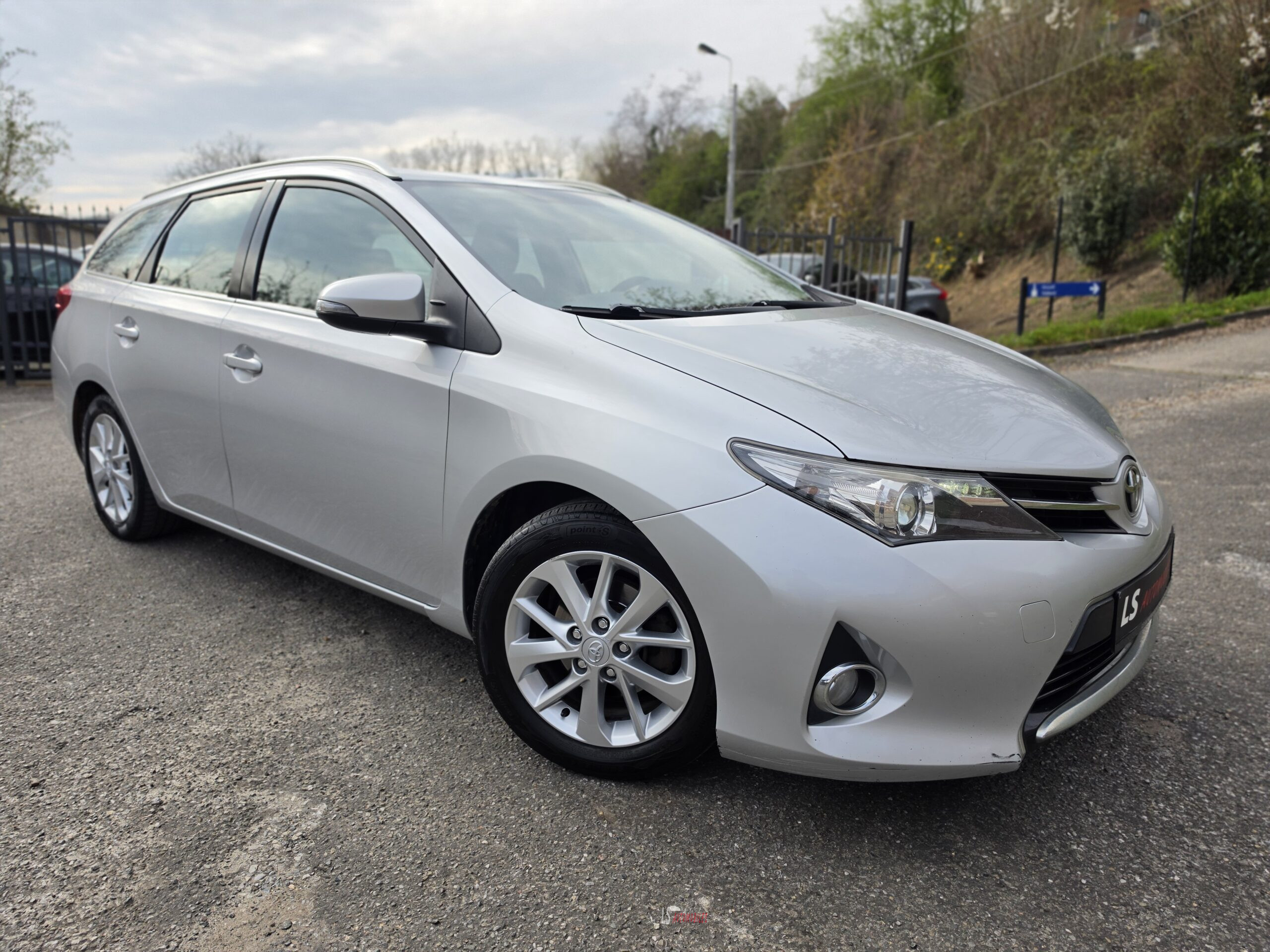 TOYOTA AURIS