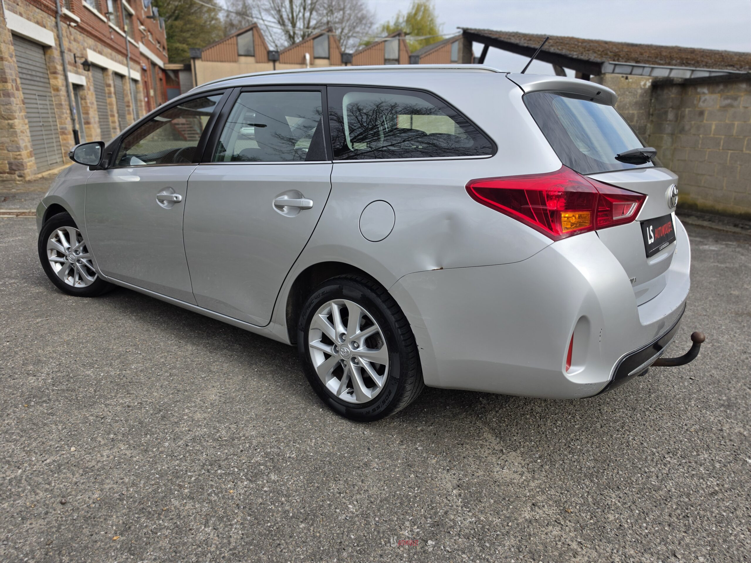 
								TOYOTA AURIS full									