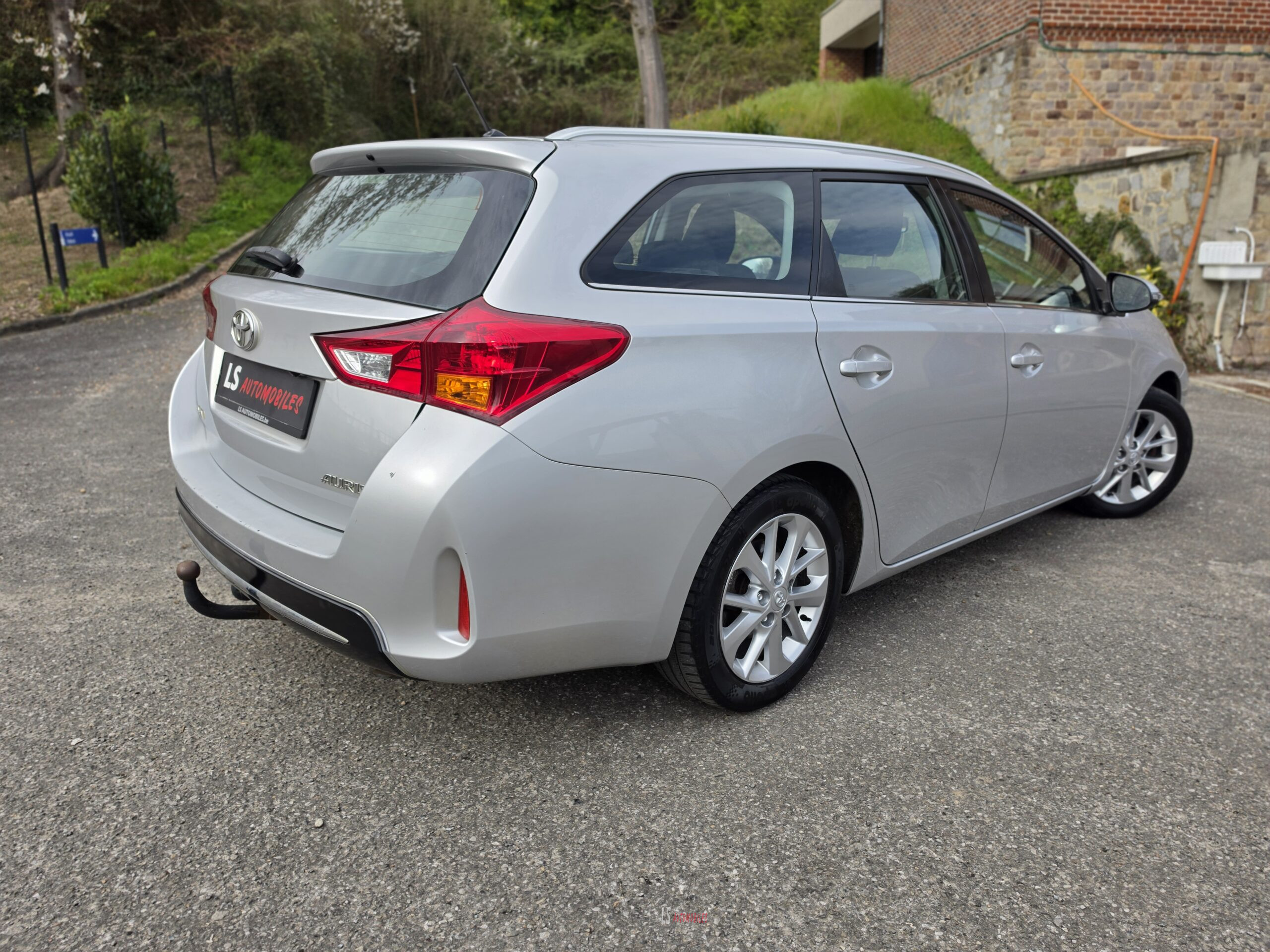 
								TOYOTA AURIS full									