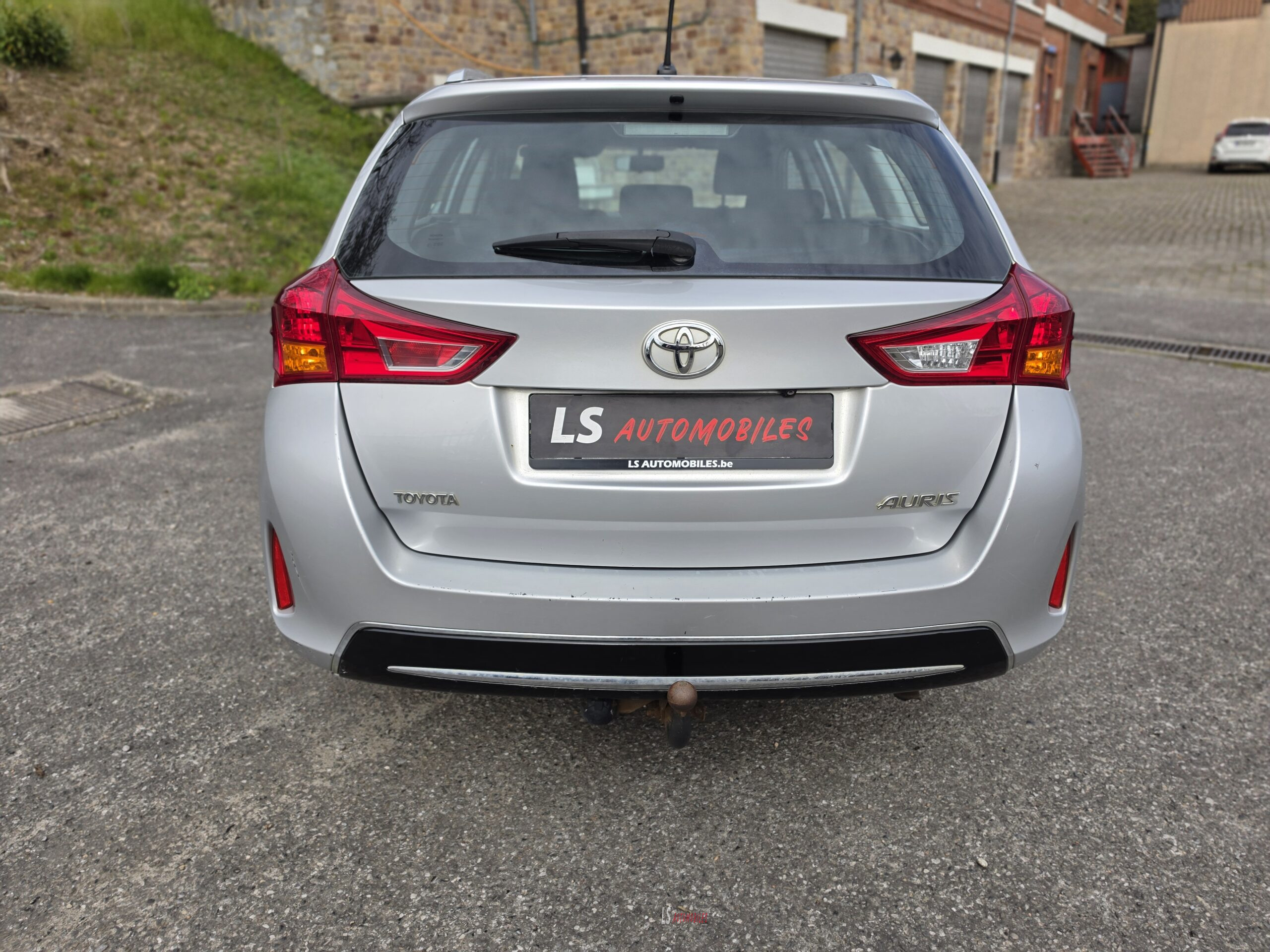 
								TOYOTA AURIS full									