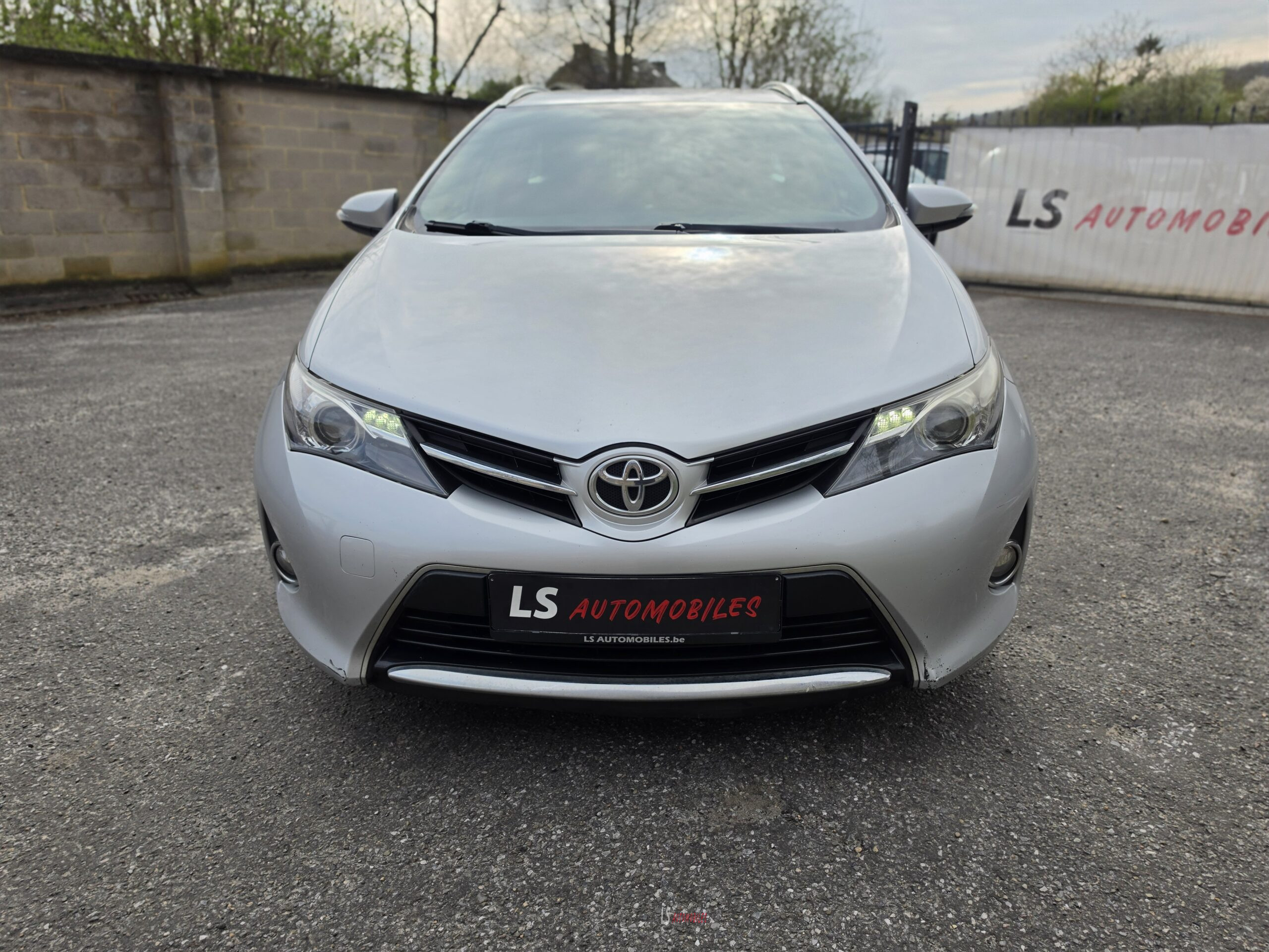 
								TOYOTA AURIS full									