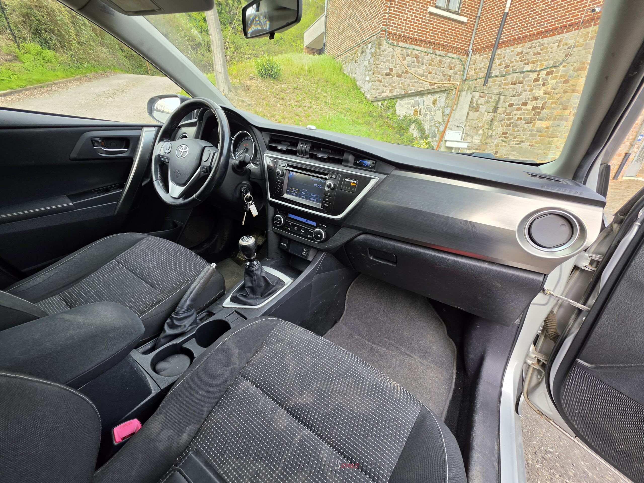 
								TOYOTA AURIS full									